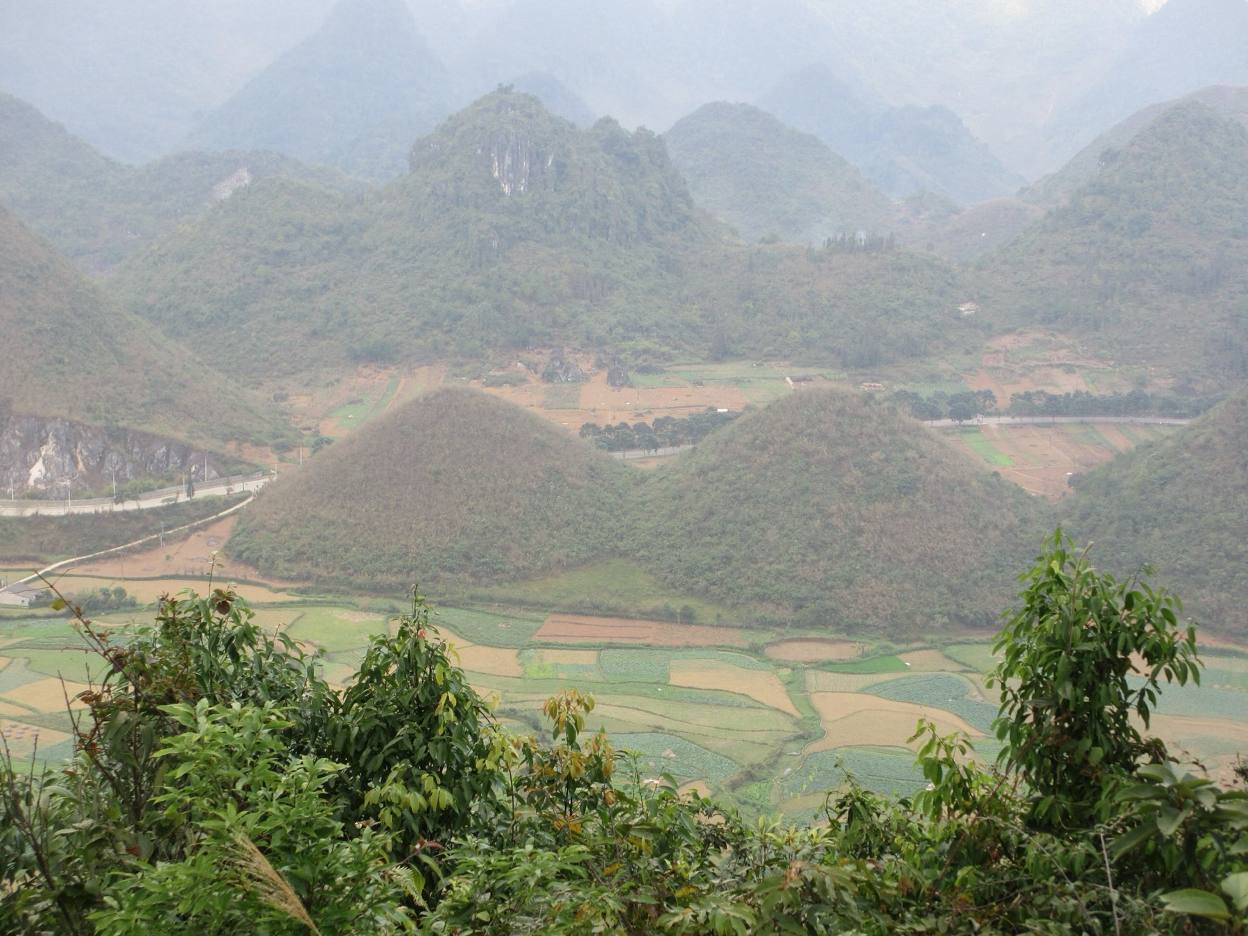 Cánh dù lượn bay trên thung lũng Quản Bạ gần núi đôi Cô Tiên