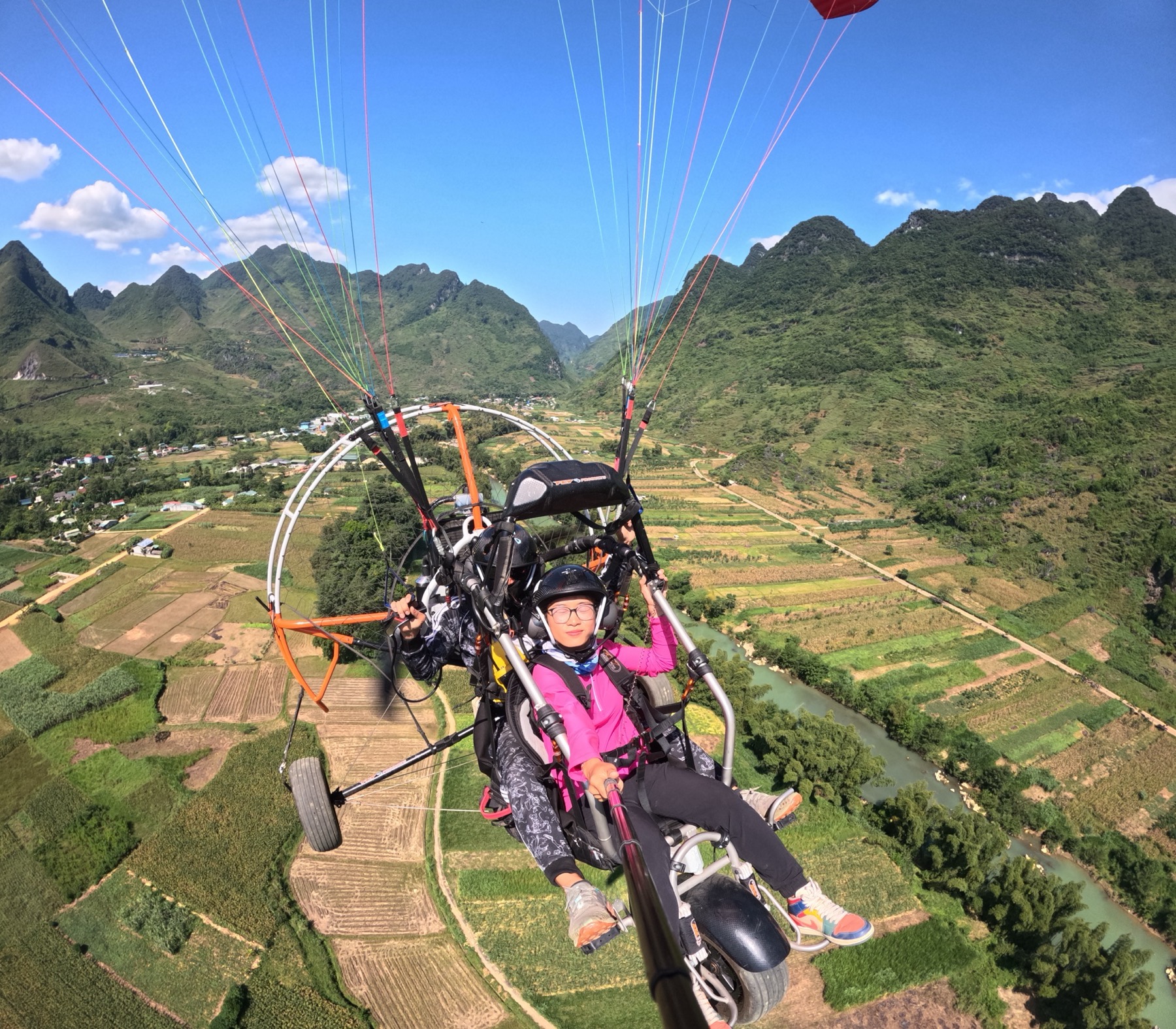 Bay paramotor đôi trên thung lũng Quản Bạ