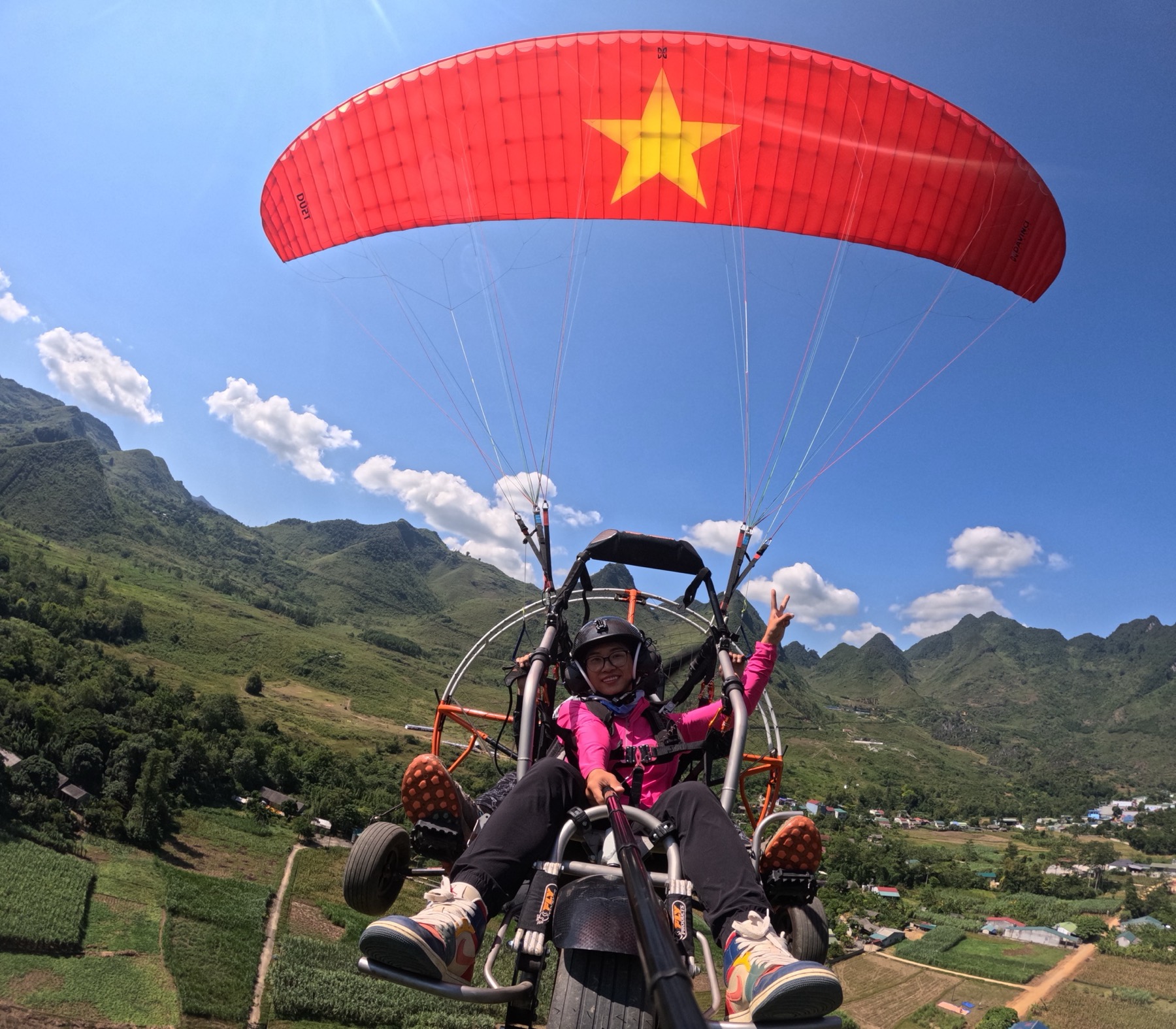 Bay paramotor đôi trên thung lũng Quản Bạ, Hà Giang