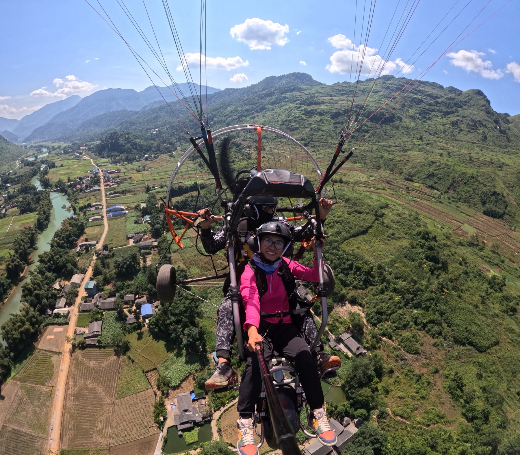 Paramotor bay dọc dòng sông ở Quản Bạ