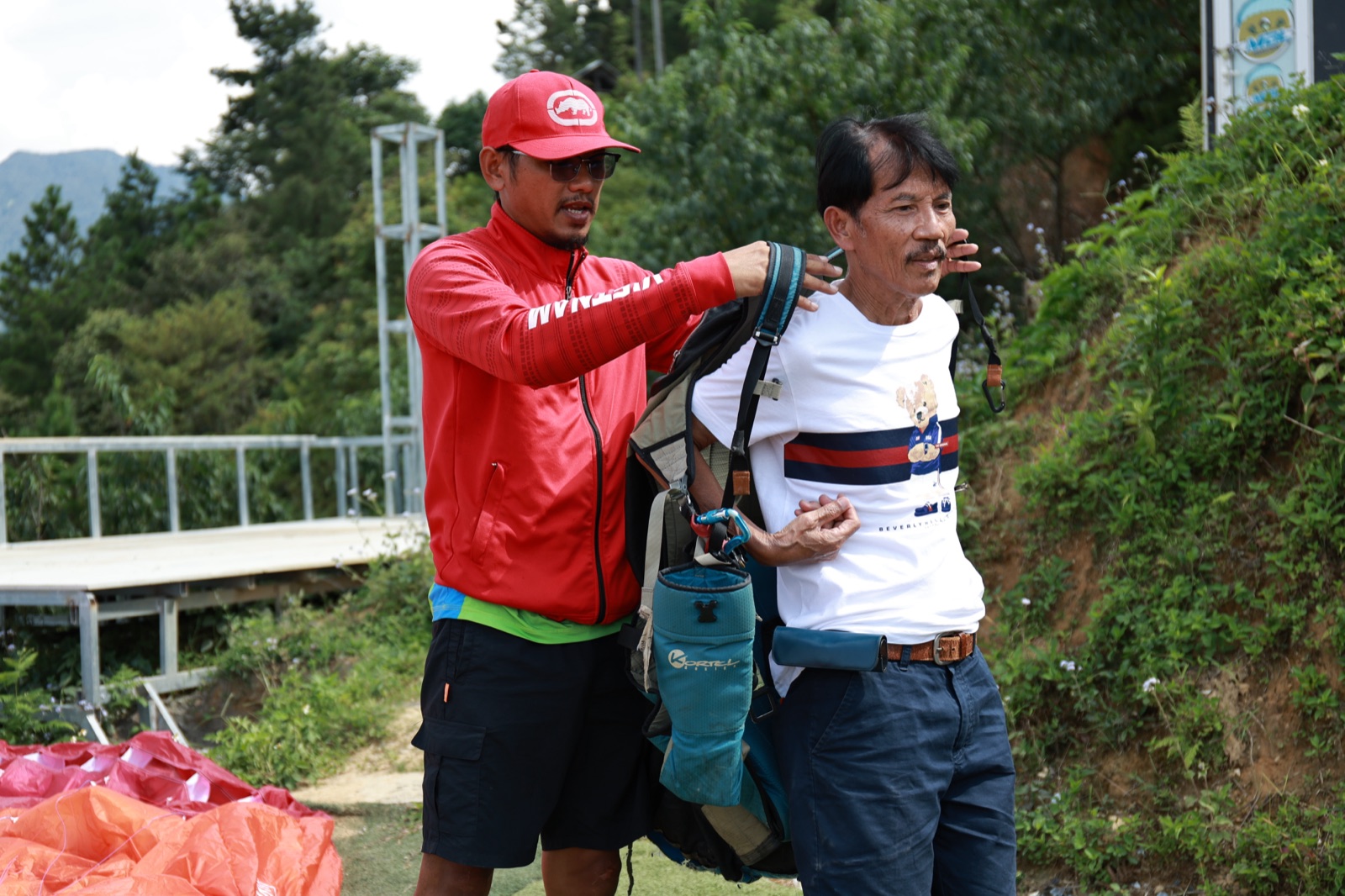 Phi công khoác đai ngồi cho khách
