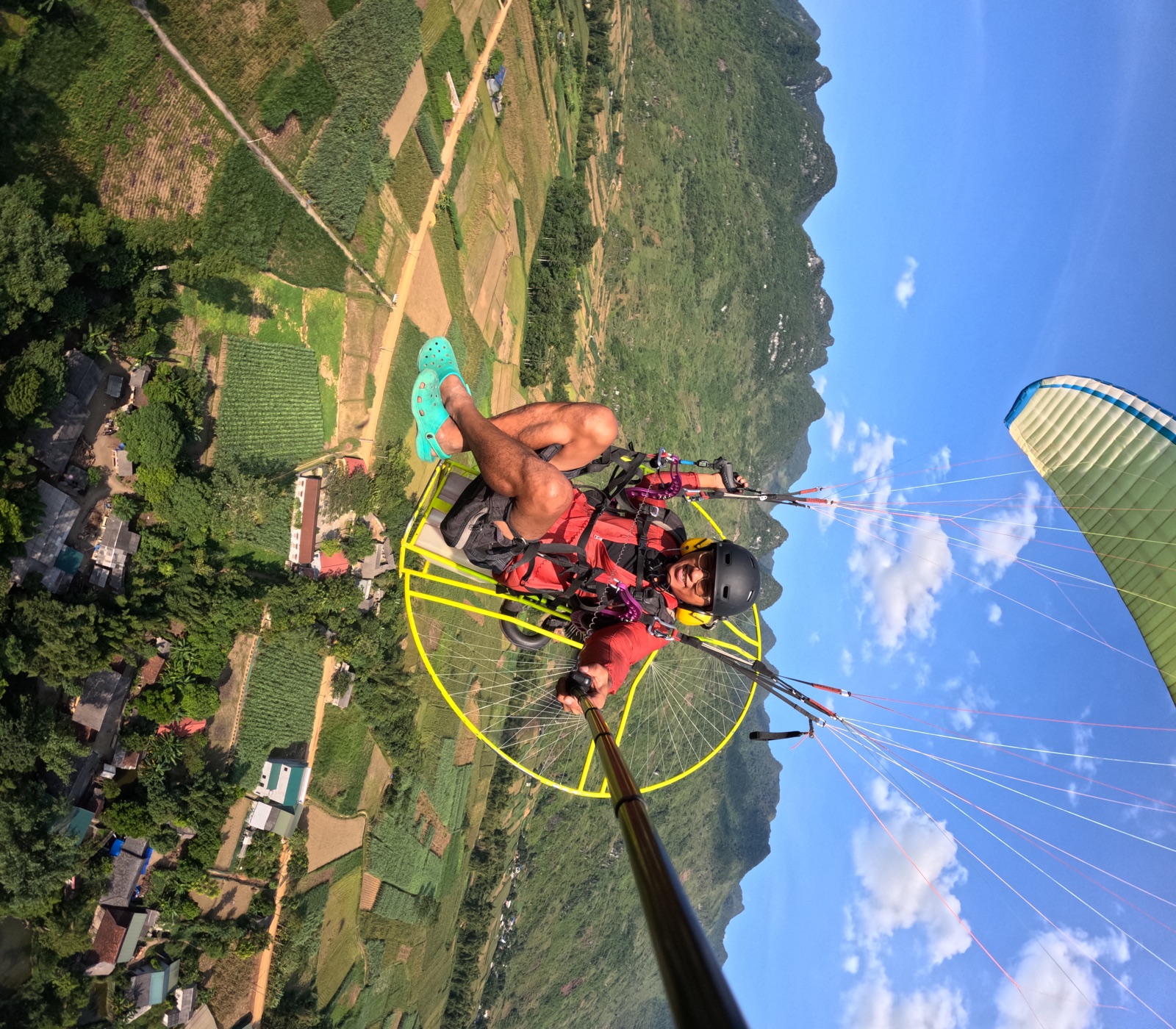 Cảnh paramotor bay trên sông nhìn từ flycam ở Quản Bạ
