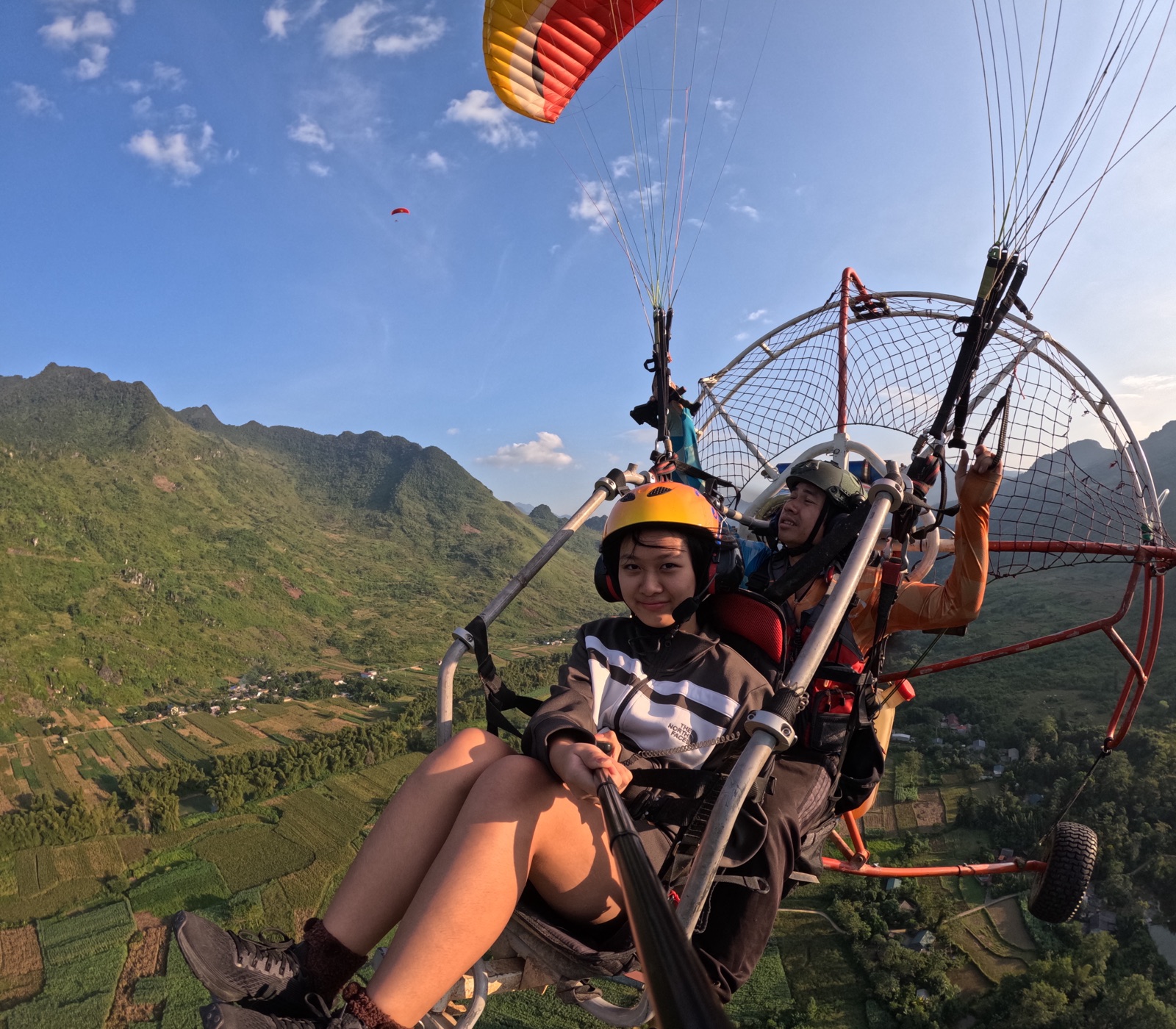 Paramotor bay đôi trên thung lũng Quản Bạ, Hà Giang