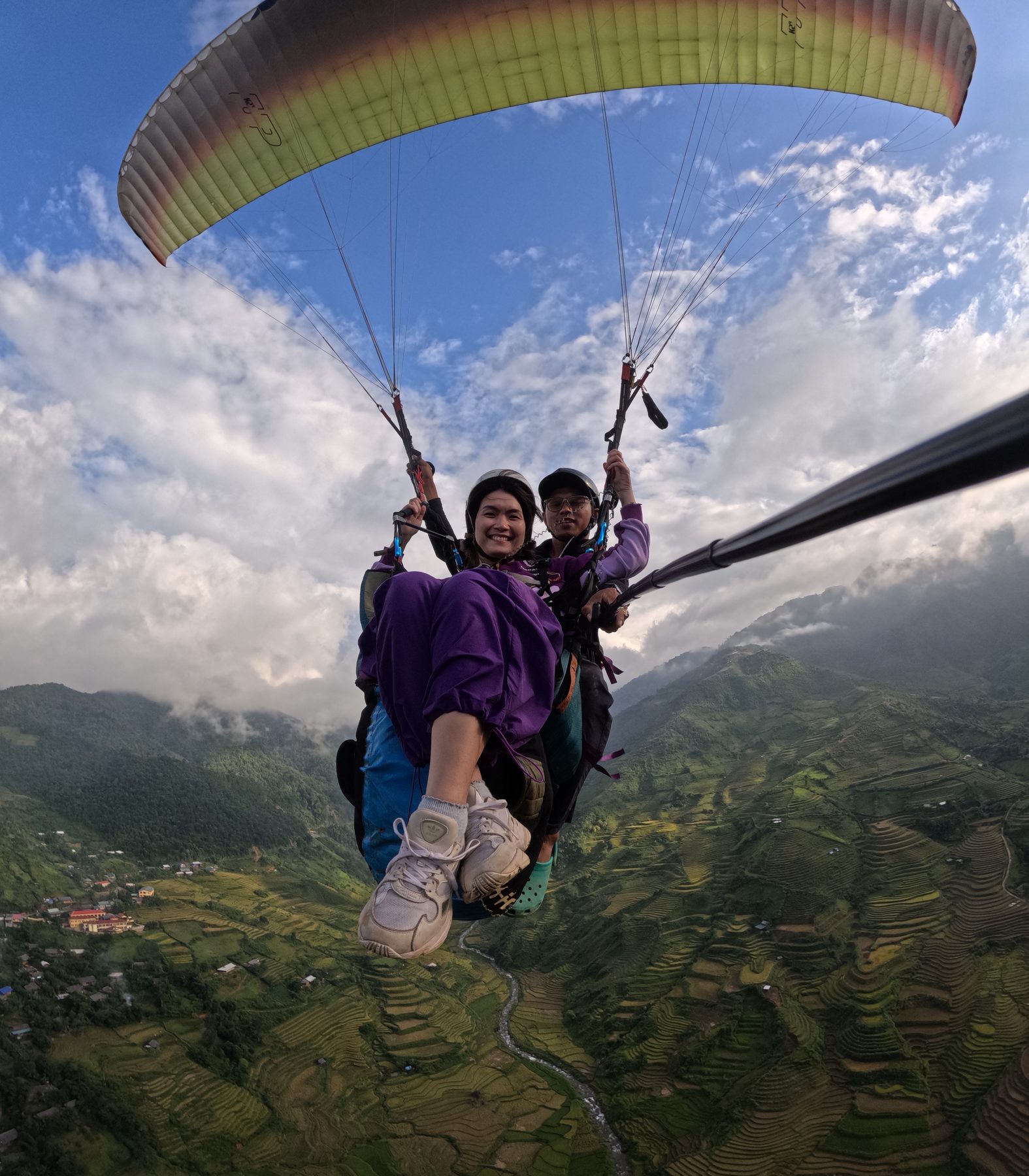 Khách bay dù lượn đôi cùng phi công giữa những đám mây