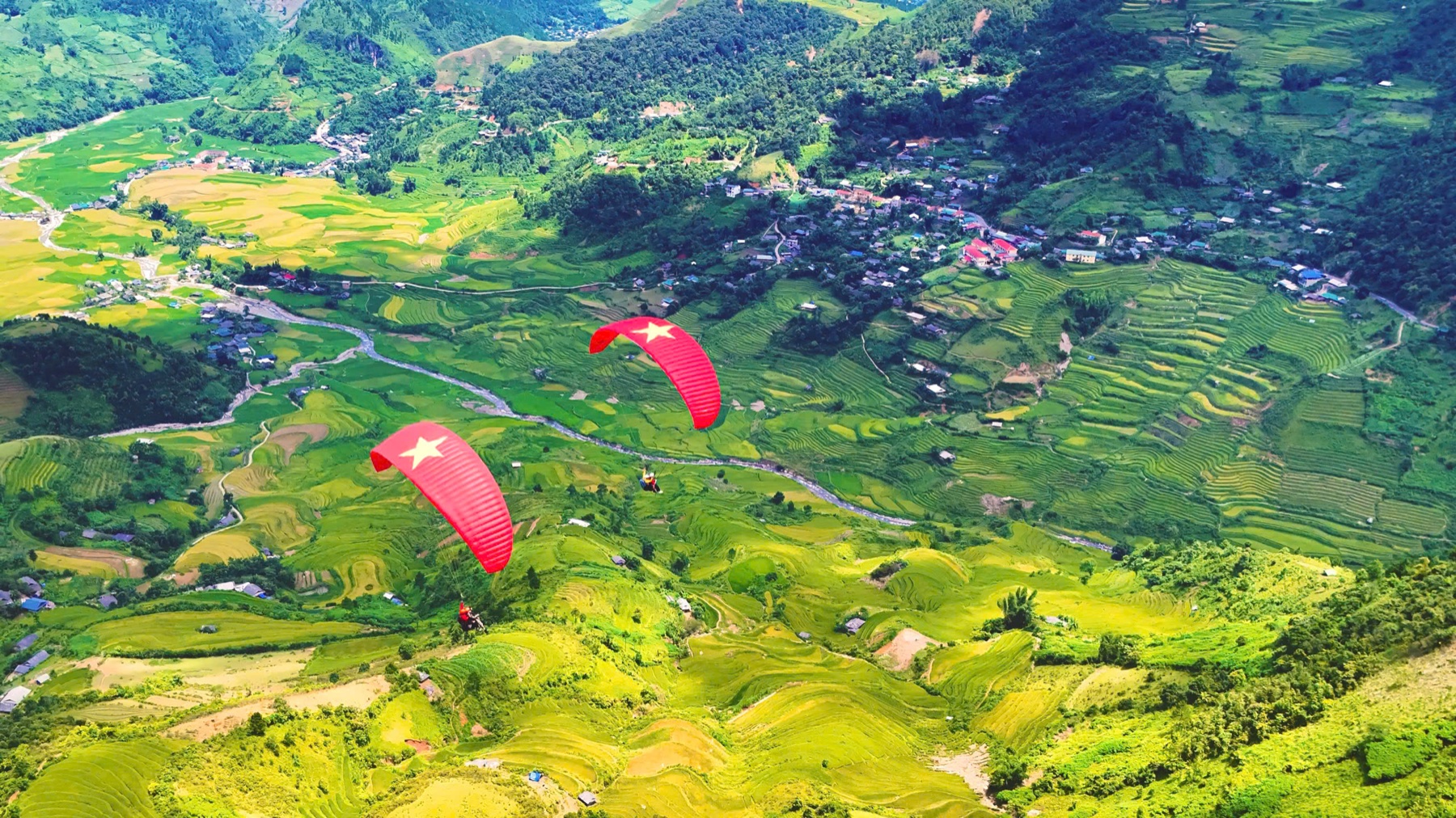 Two tandem wings flying side by side
