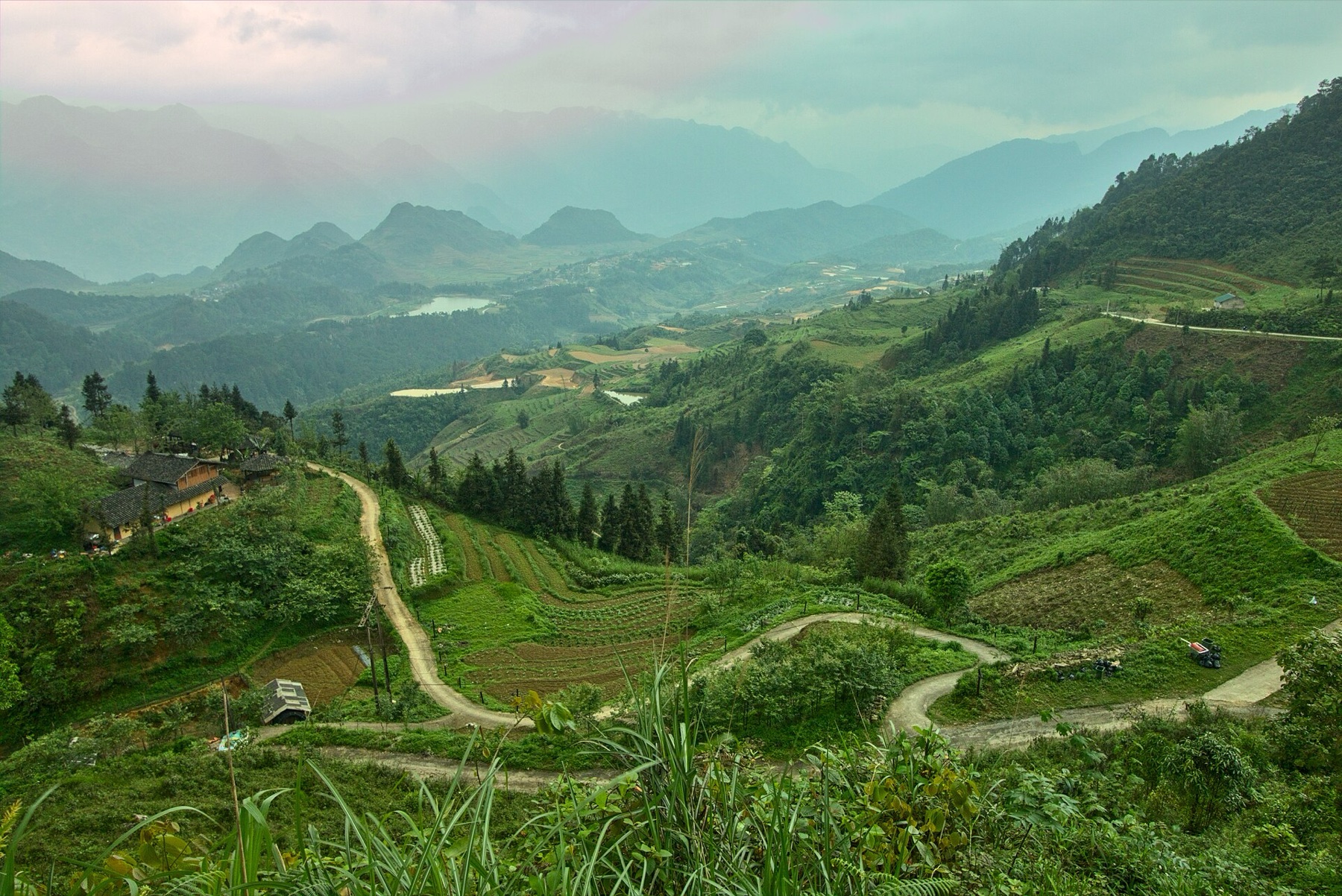 Đường đèo uốn lượn dưới Cổng trời