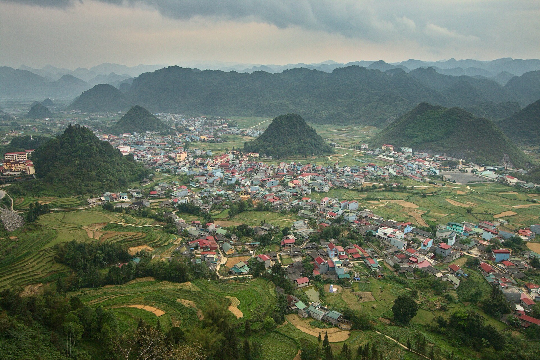 Thị trấn Tam Sơn nhìn từ Cổng trời