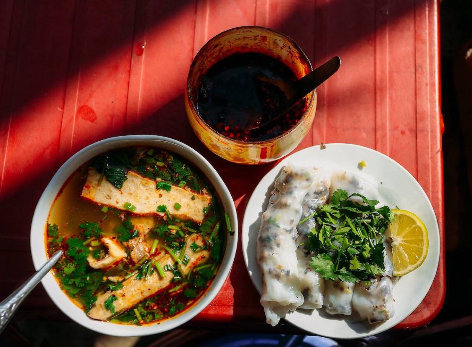 Bánh cuốn trứng chấm nước canh xương