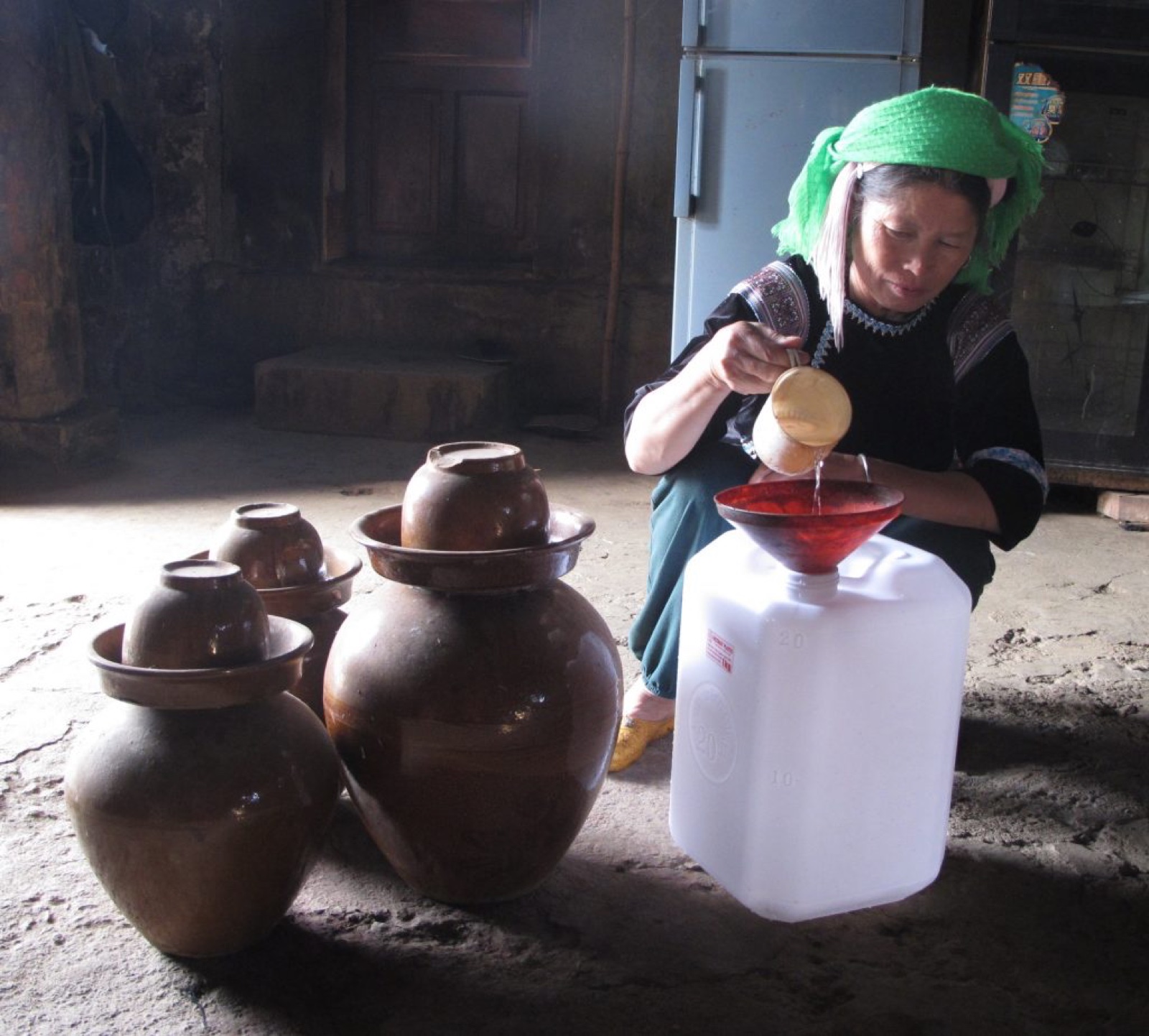 Rót rượu ngô từ chum