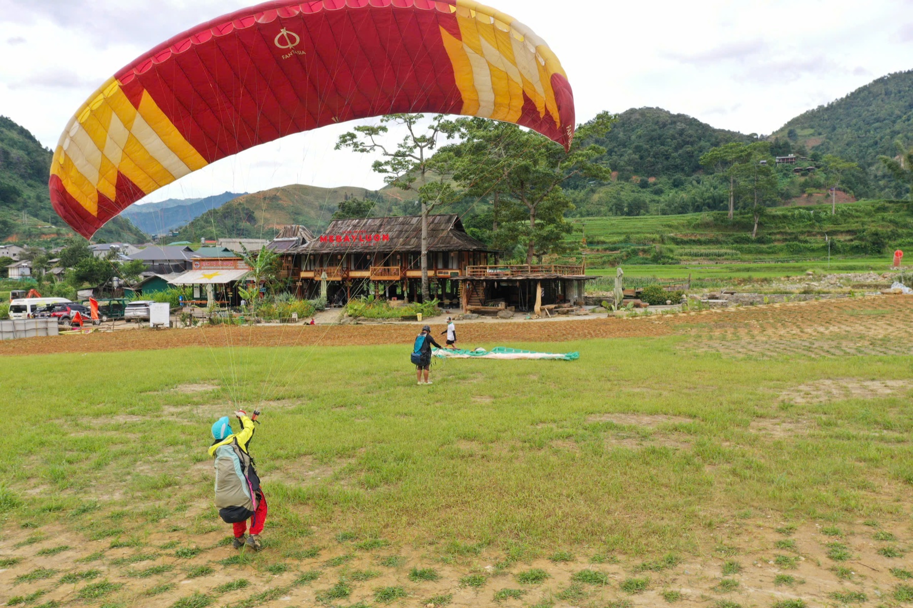 Học viên tập điều khiển dù dưới mặt đất (kiting)