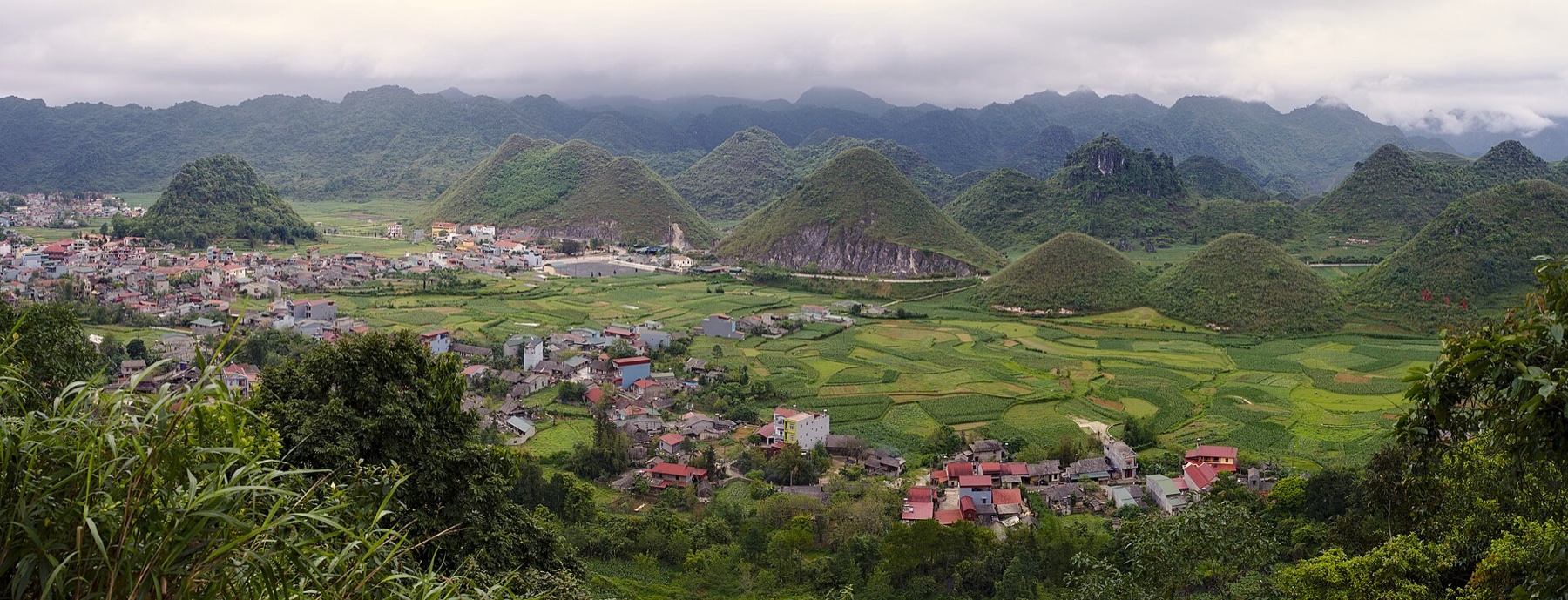 Toàn cảnh núi Cô Tiên trên thung lũng Tam Sơn