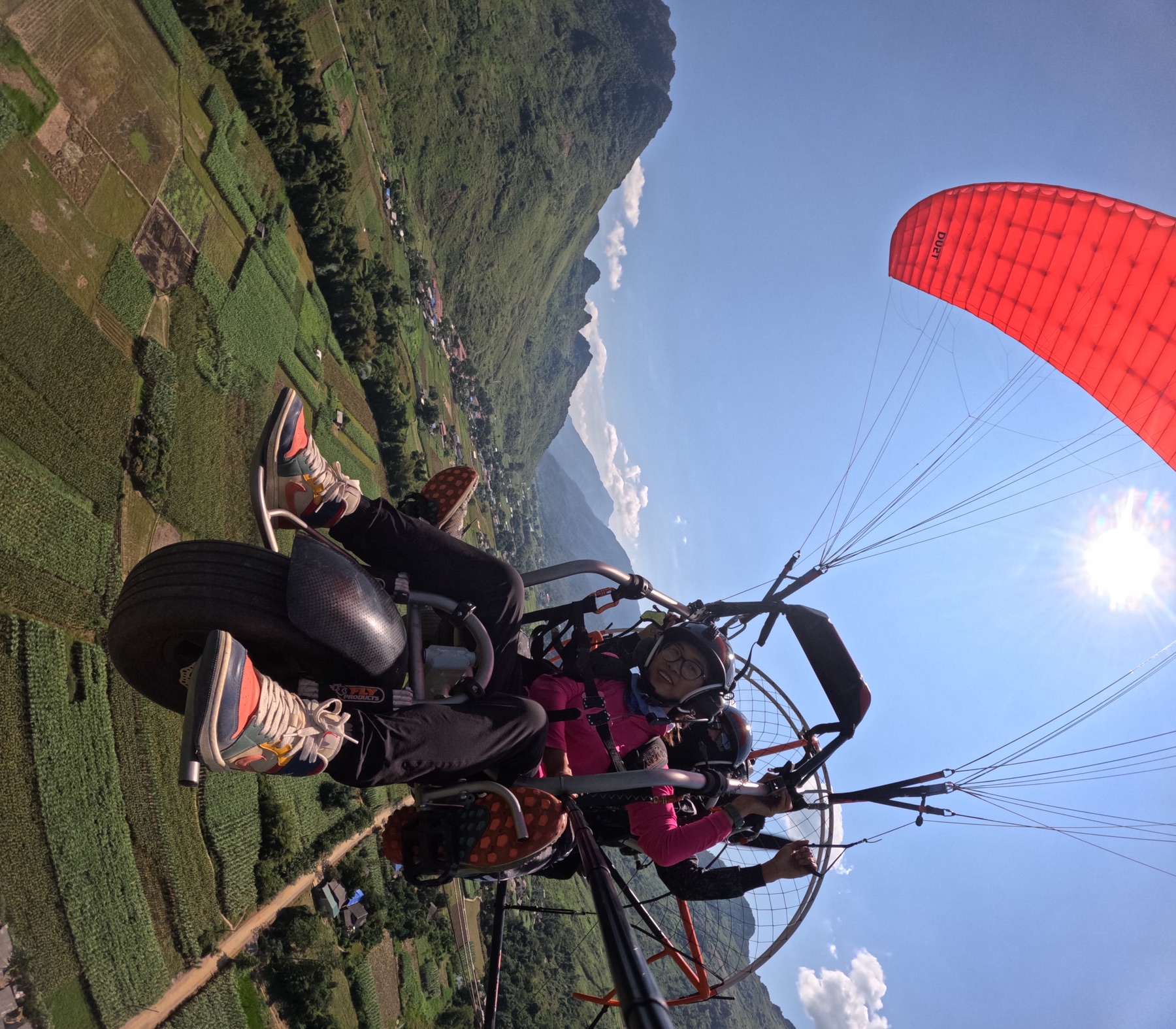 Paramotor đôi nghiêng cánh trên thung lũng sông Miện, Quản Bạ, nhìn xuống ruộng và vách núi