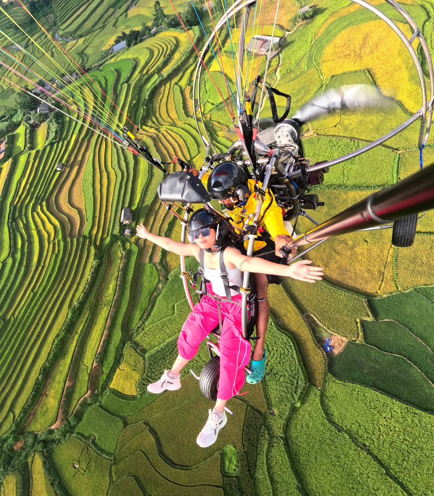 Dang tay đón gió trên paramotor