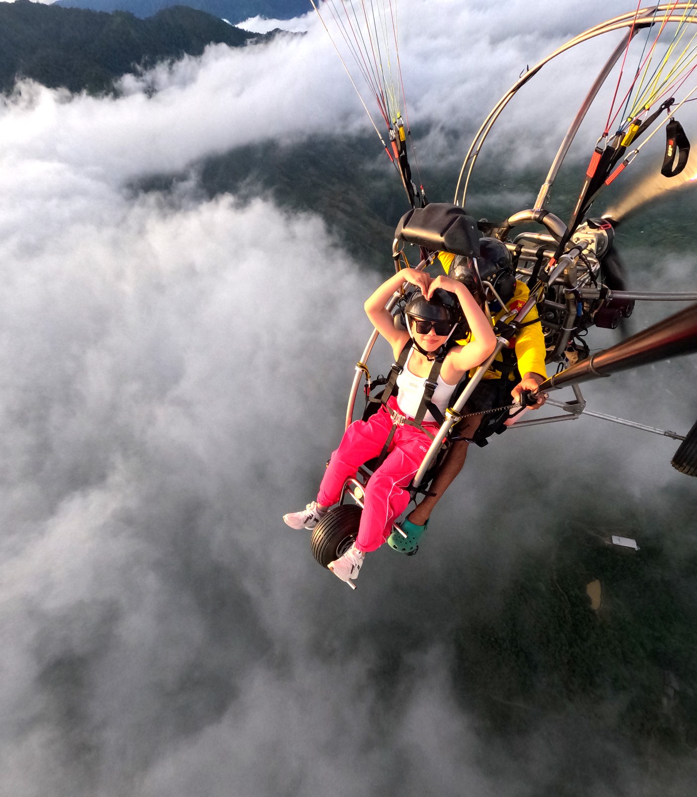 Paramotor bay giữa mây dày