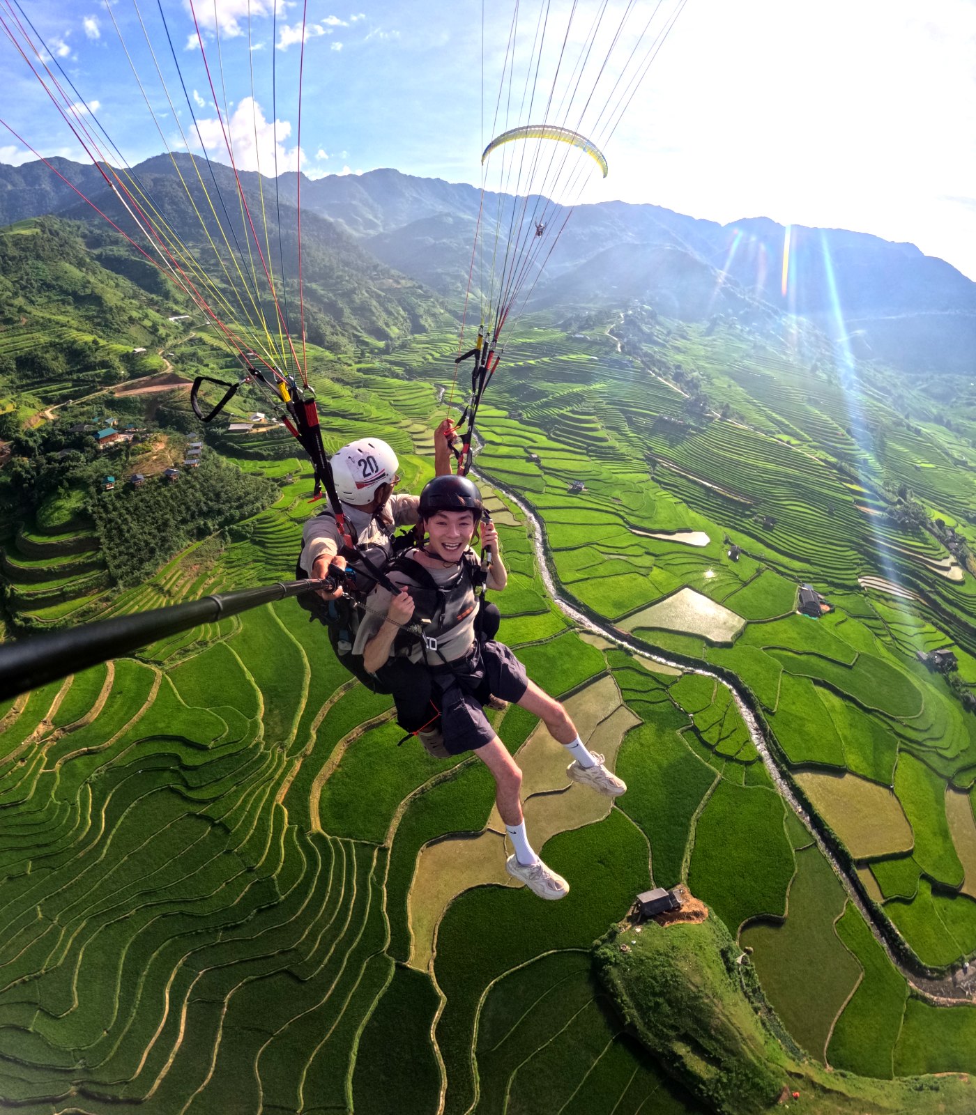 Bay dù lượn đôi trong nắng sớm