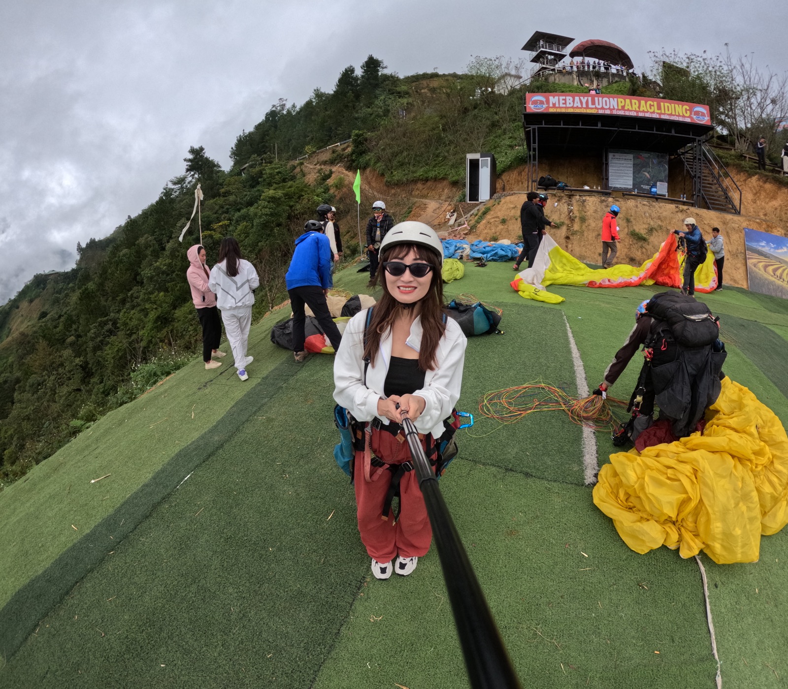 Khách và phi công tại bãi cất cánh