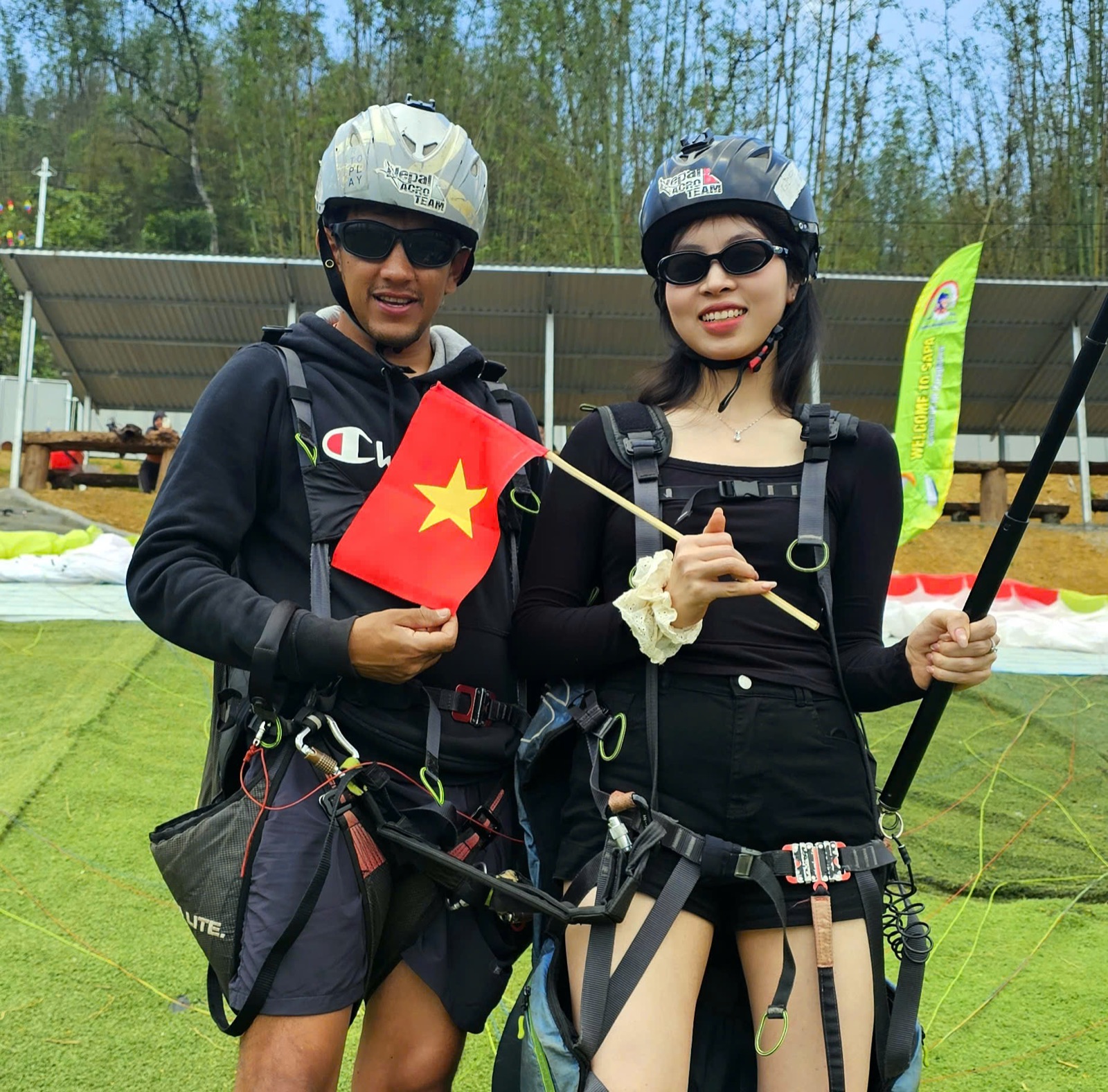 Khách và phi công tại bãi cất cánh