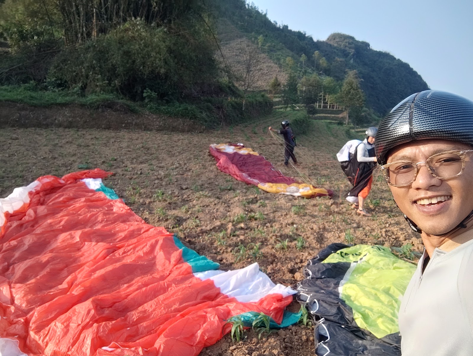 Khách và phi công tại bãi cất cánh