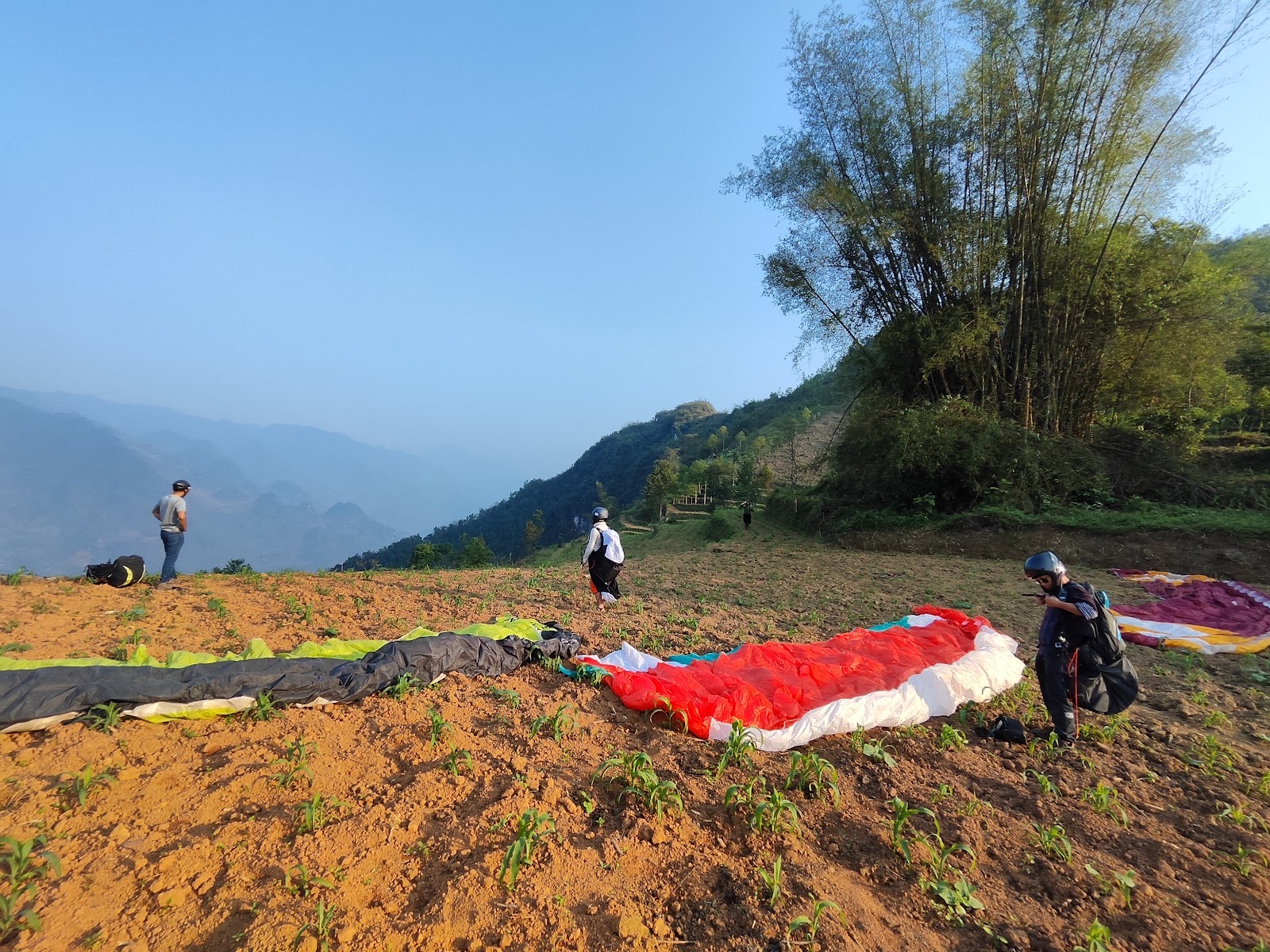 Khách và phi công tại bãi cất cánh