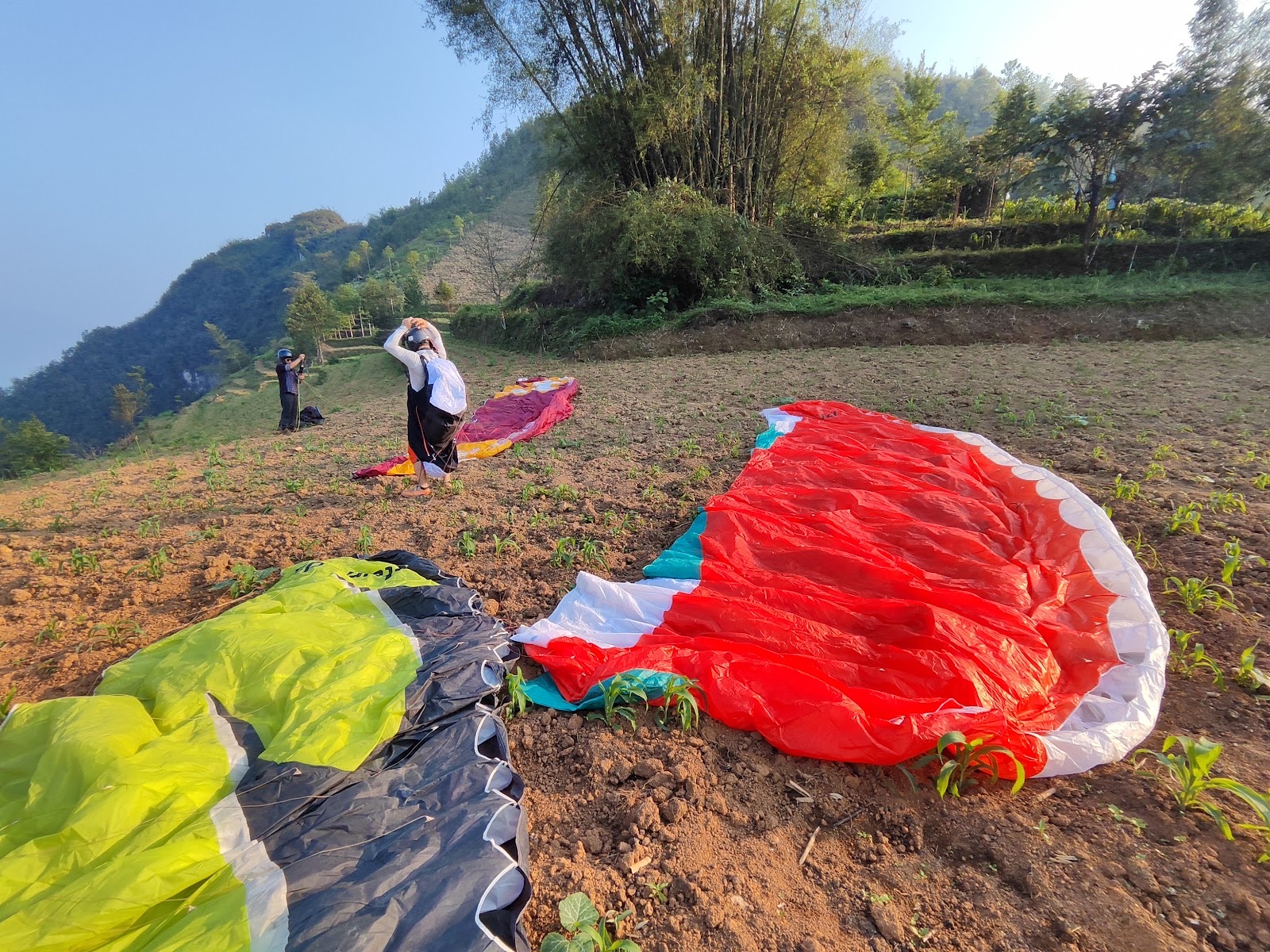 Khách và phi công tại bãi cất cánh