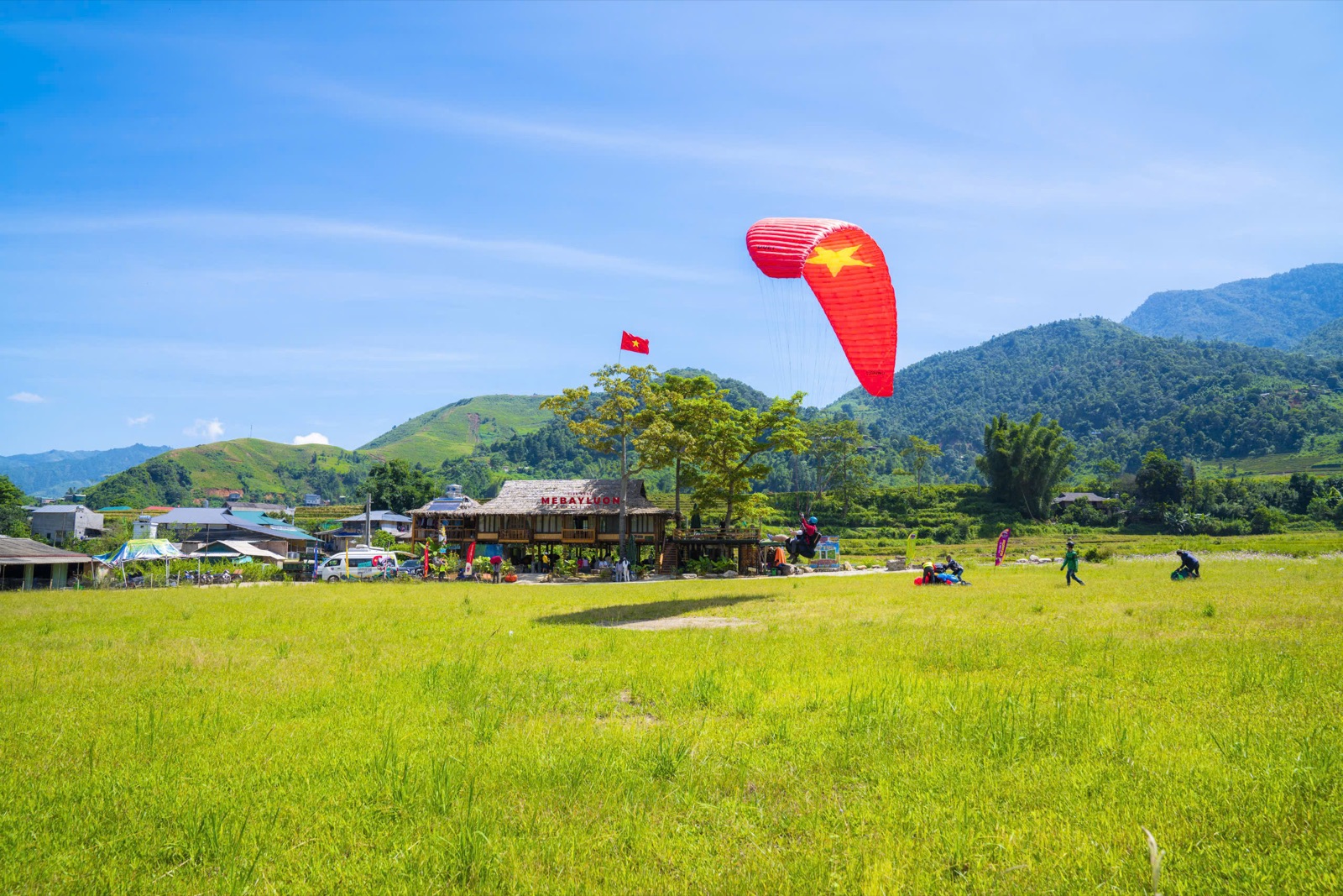 Cánh dù lượn giữa núi rừng