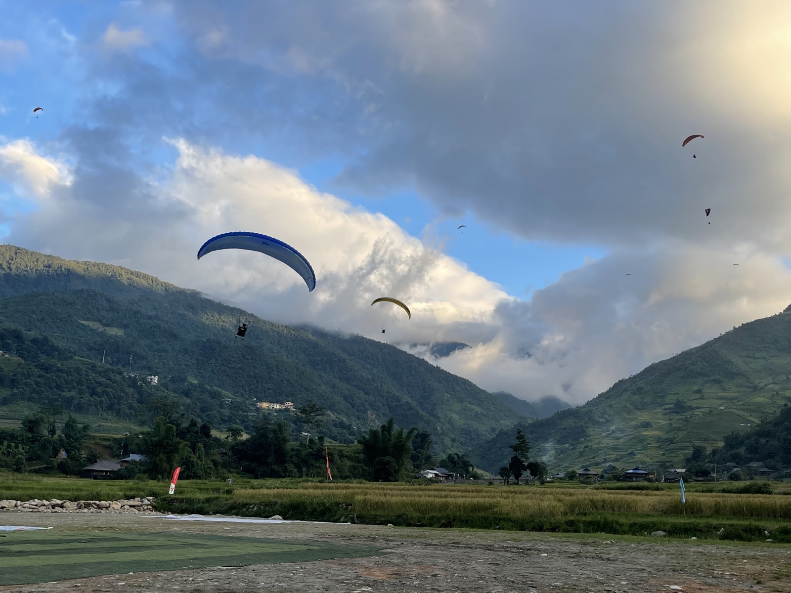 Cánh dù lượn trên núi rừng vùng cao phía Bắc