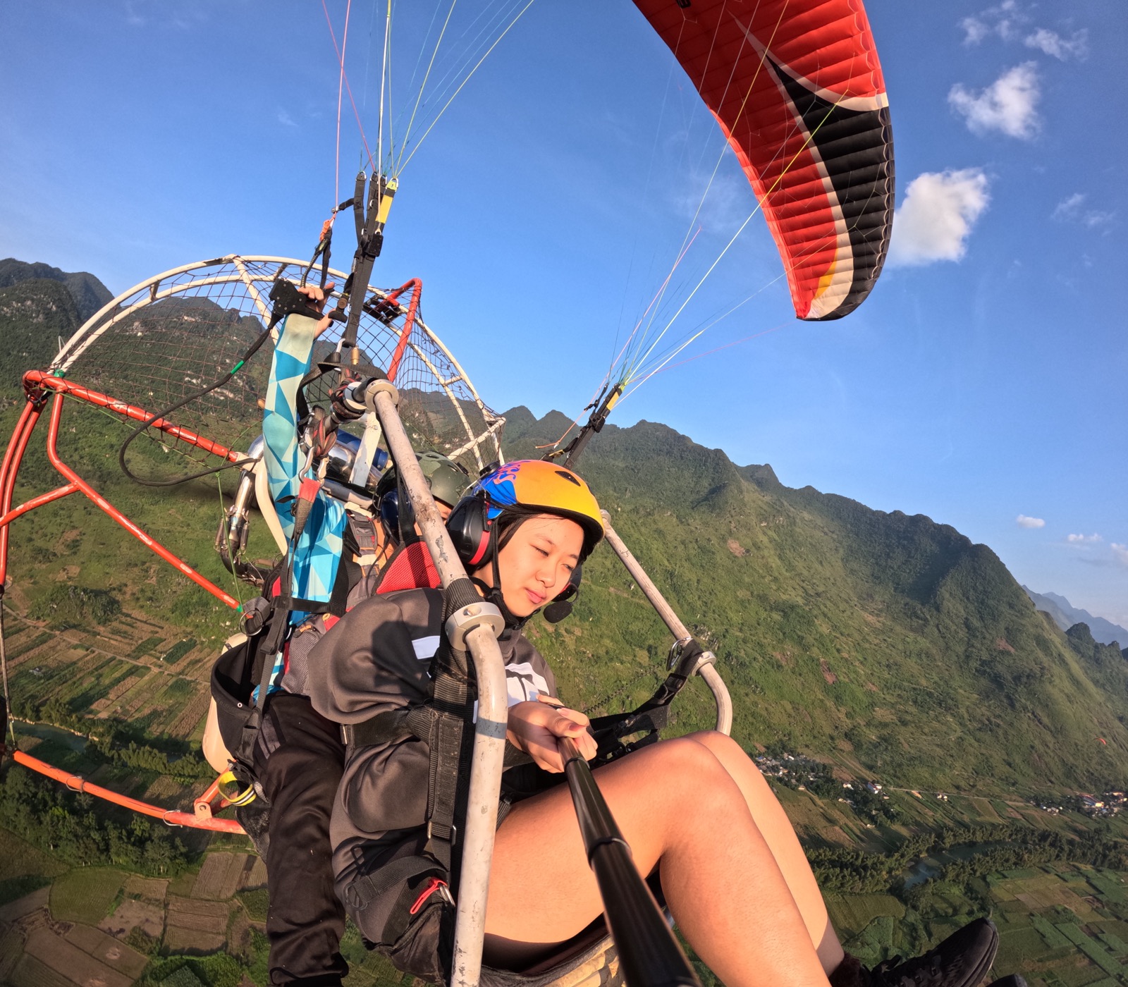 Khách bay dù lượn đôi cùng phi công