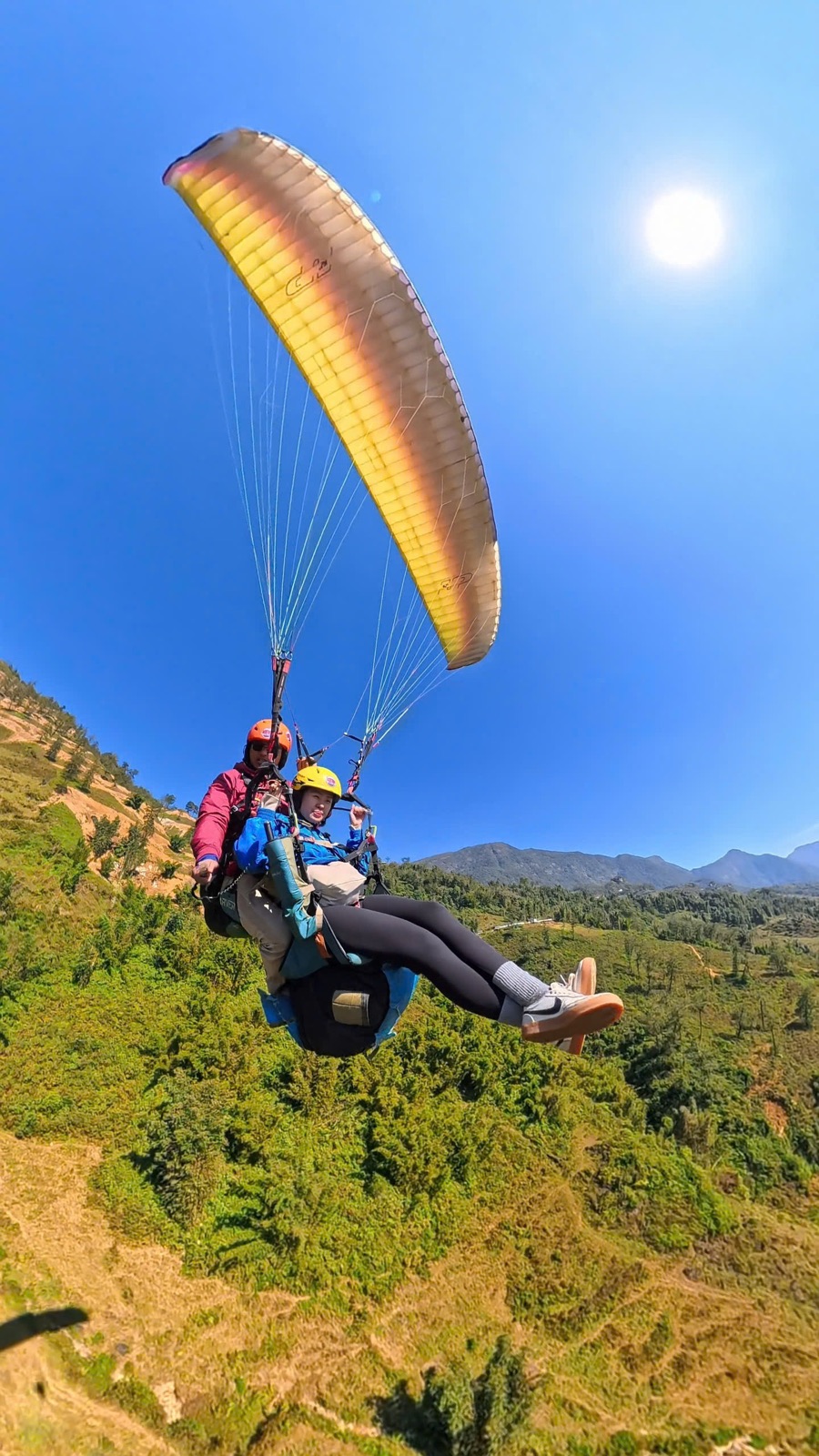 Khách bay dù lượn đôi cùng phi công