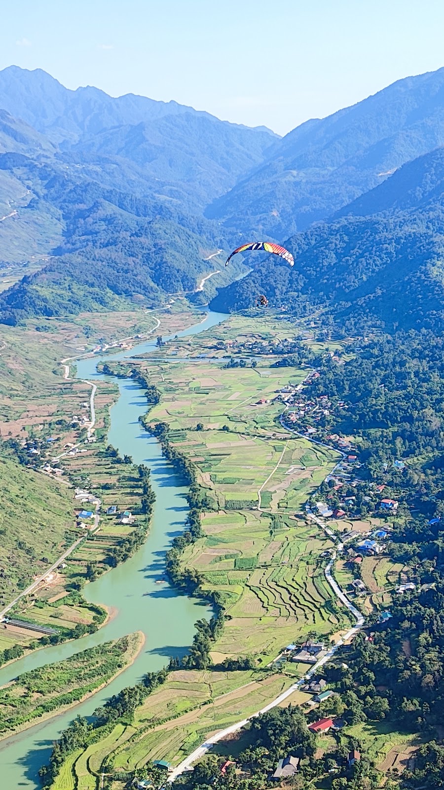 Khách bay paramotor đôi cùng phi công trên thung lũng Quản Bạ