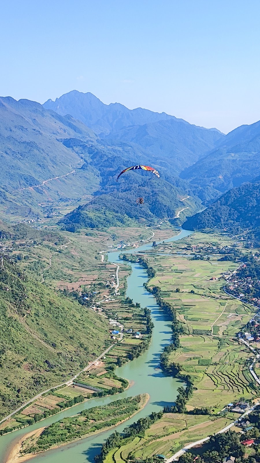 Khách bay paramotor đôi cùng phi công trên thung lũng Quản Bạ