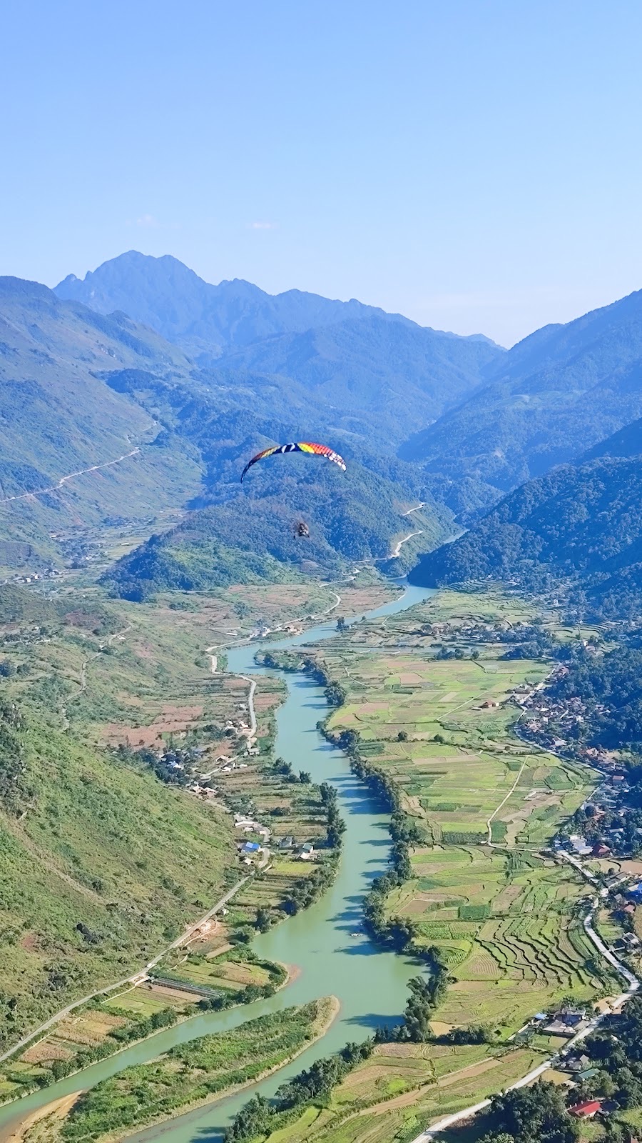 Paramotor đôi bay trên thung lũng sông