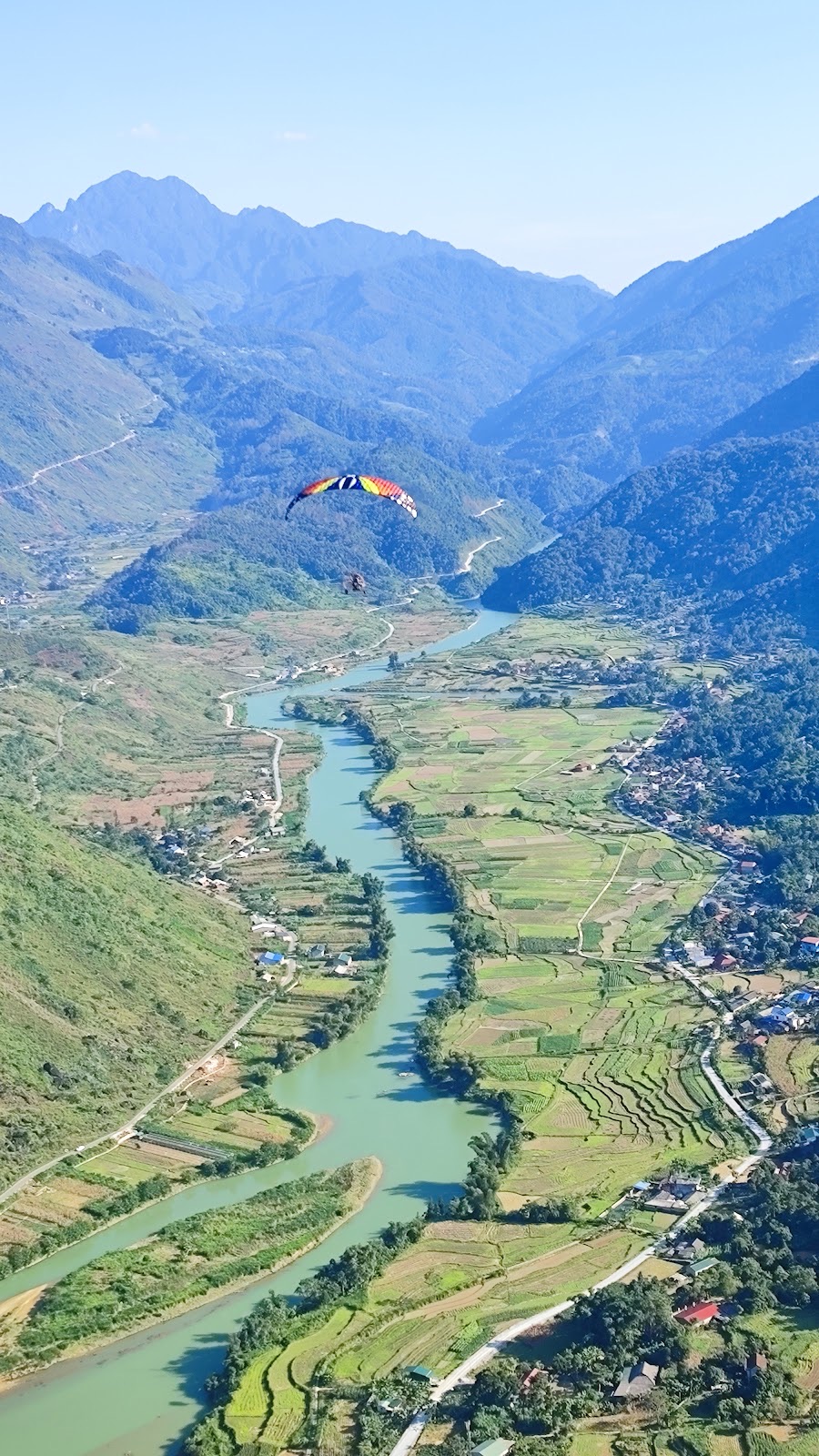 Khách bay paramotor đôi cùng phi công trên thung lũng Quản Bạ