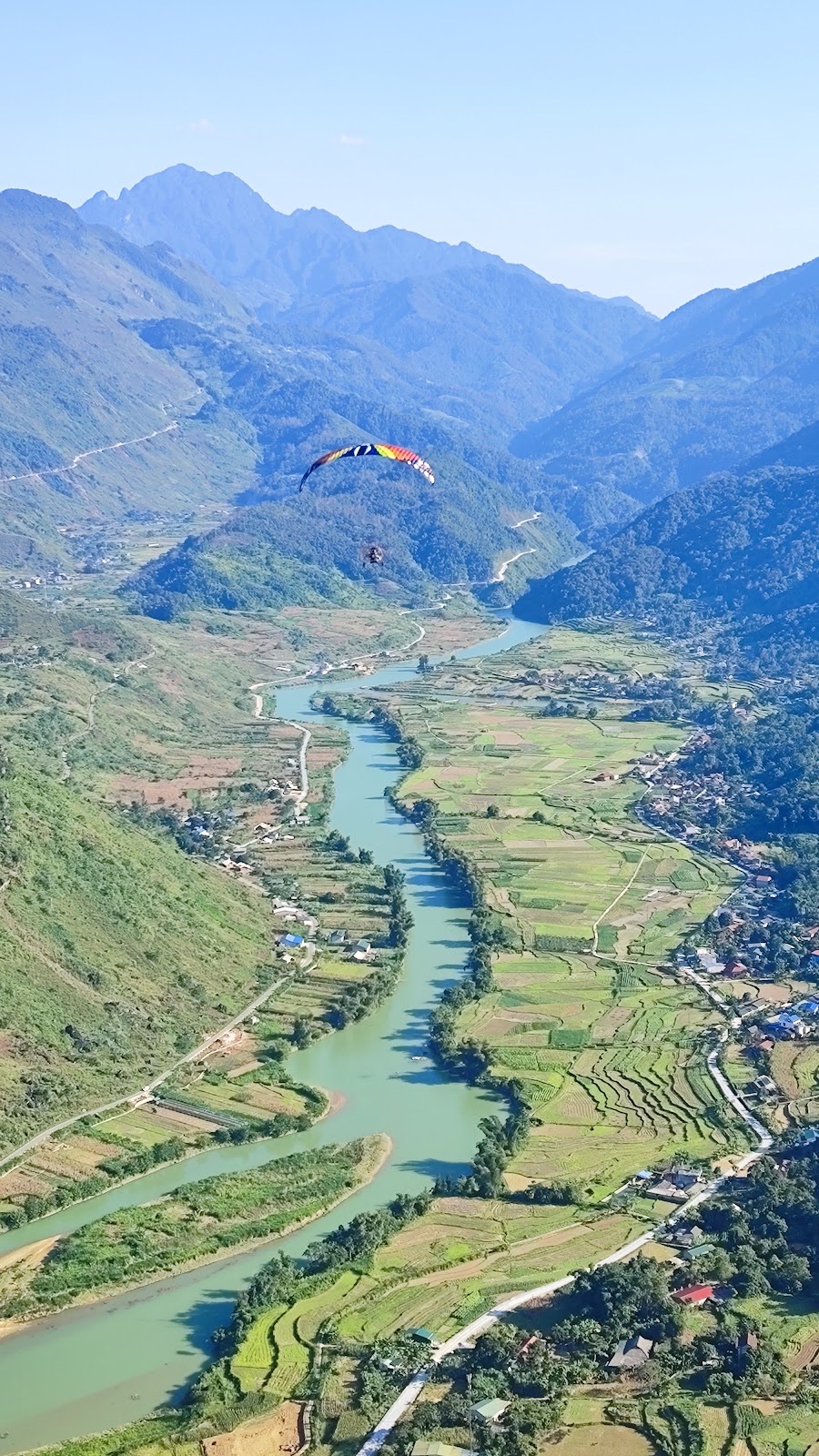 Khách bay paramotor đôi cùng phi công trên thung lũng Quản Bạ