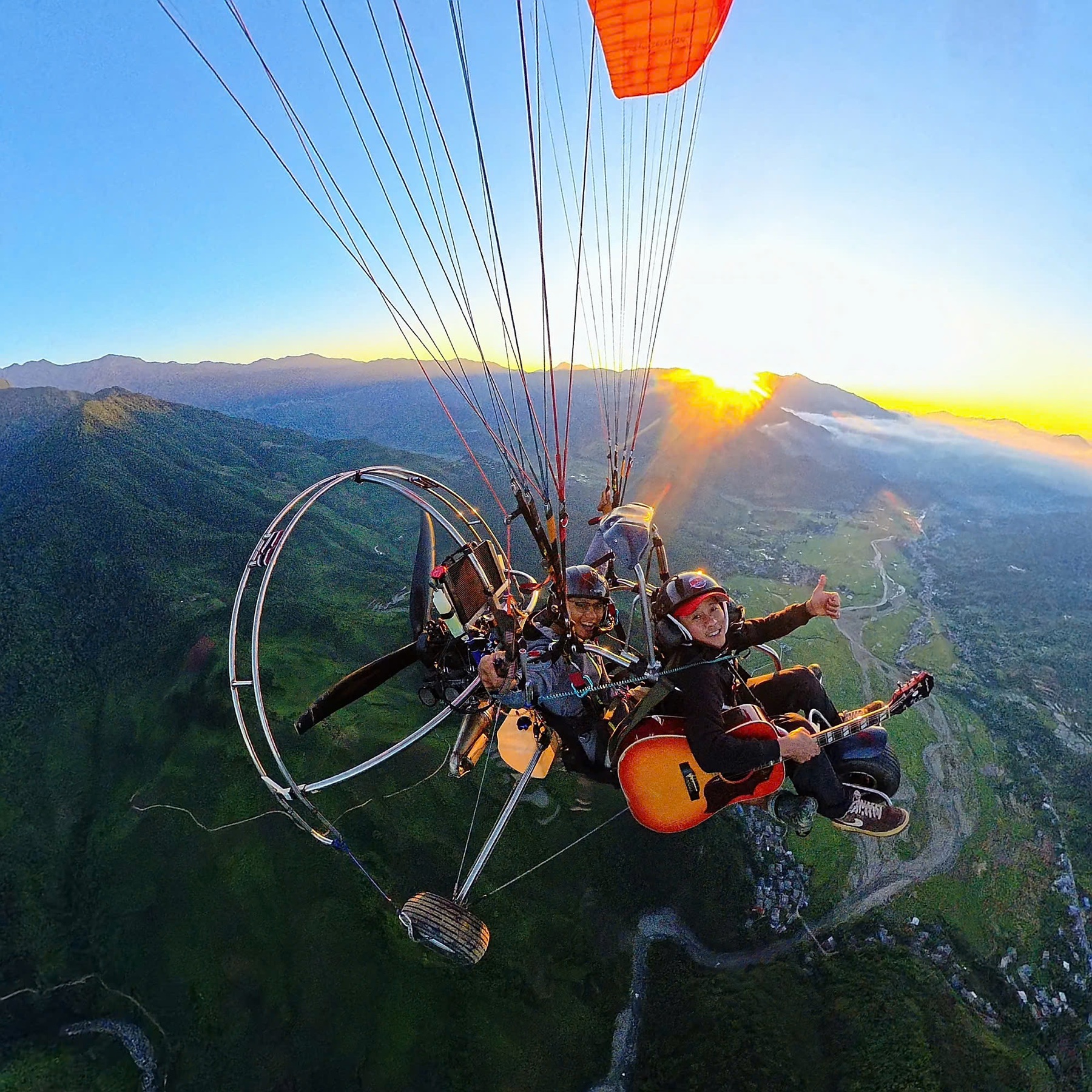 Paramotor trong ánh chiều tà