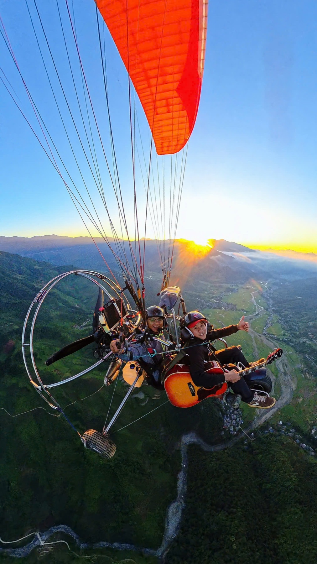 Hoàng hôn trên cánh paramotor