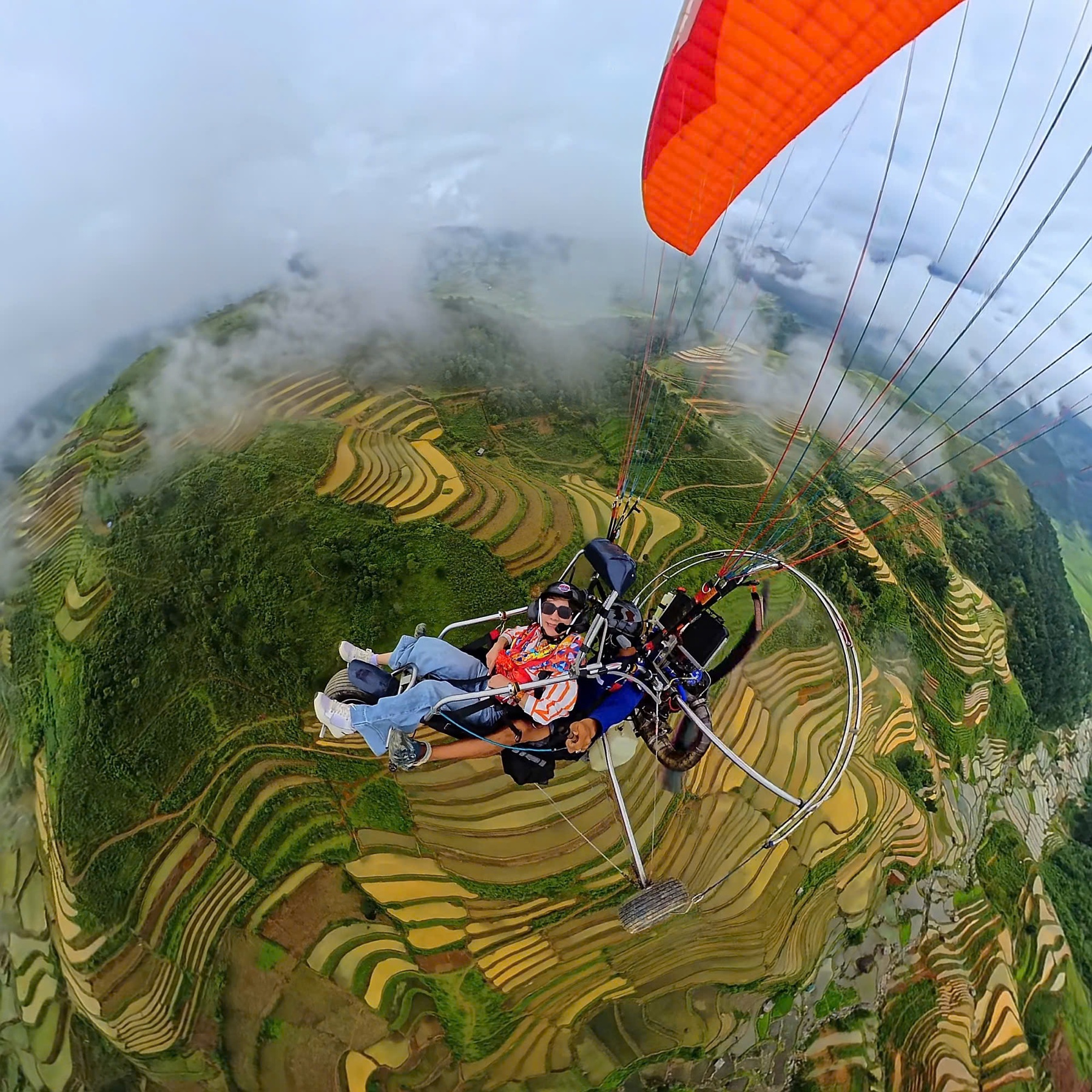 Cánh cam trên thung lũng mây phủ