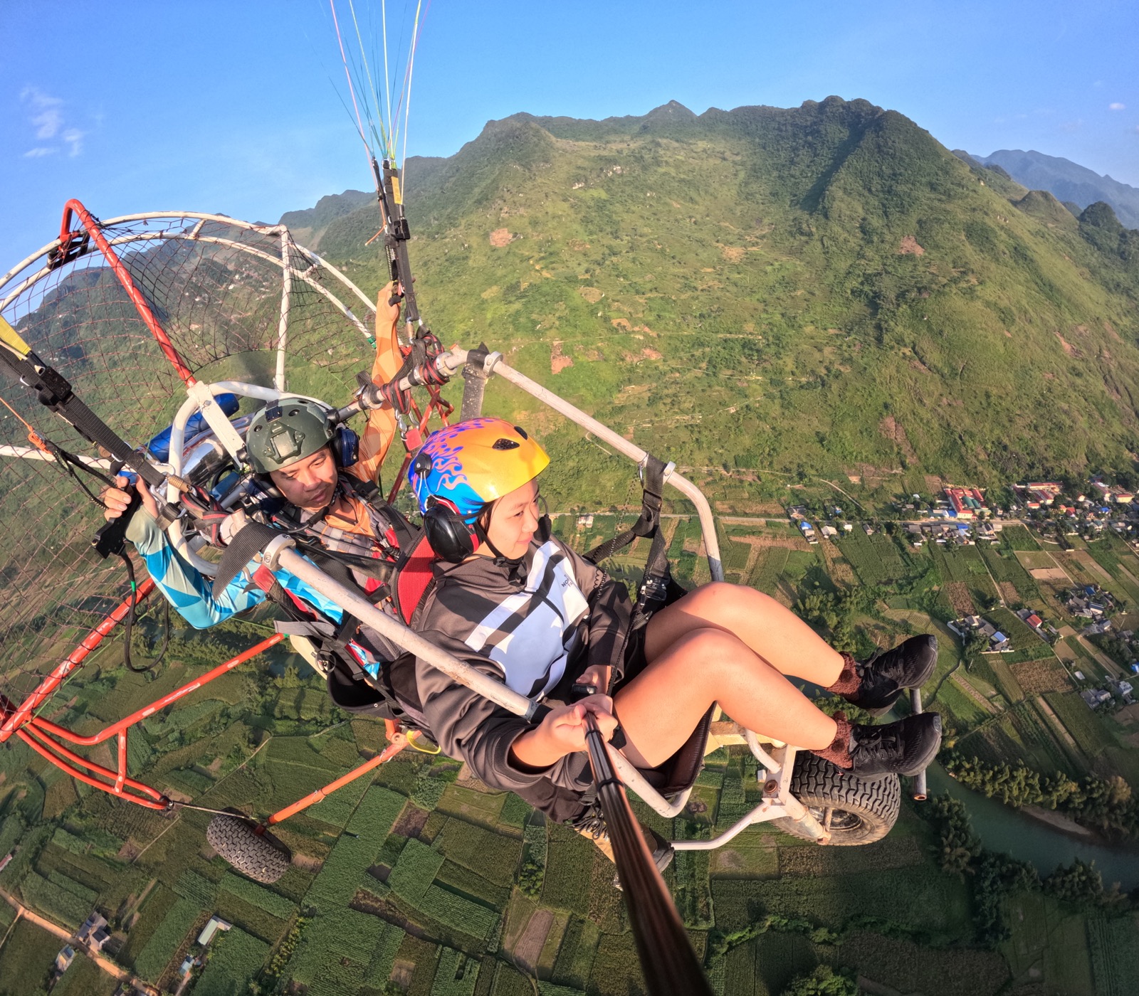 Khách bay paramotor đôi cùng phi công