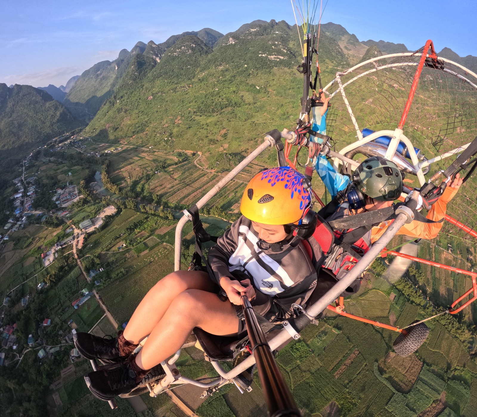 Khách bay paramotor đôi cùng phi công