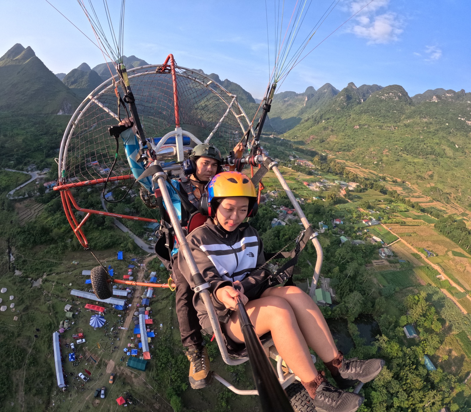 Khách bay paramotor đôi cùng phi công