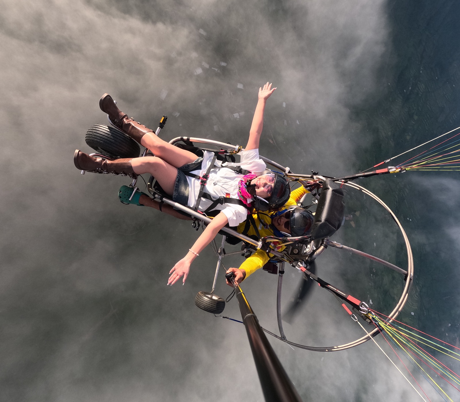 Khách bay paramotor đôi cùng phi công