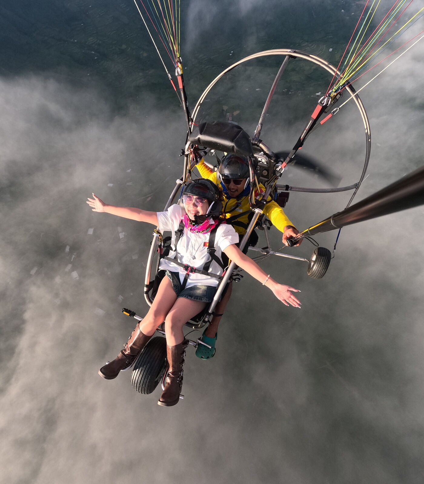 Khách bay paramotor đôi cùng phi công