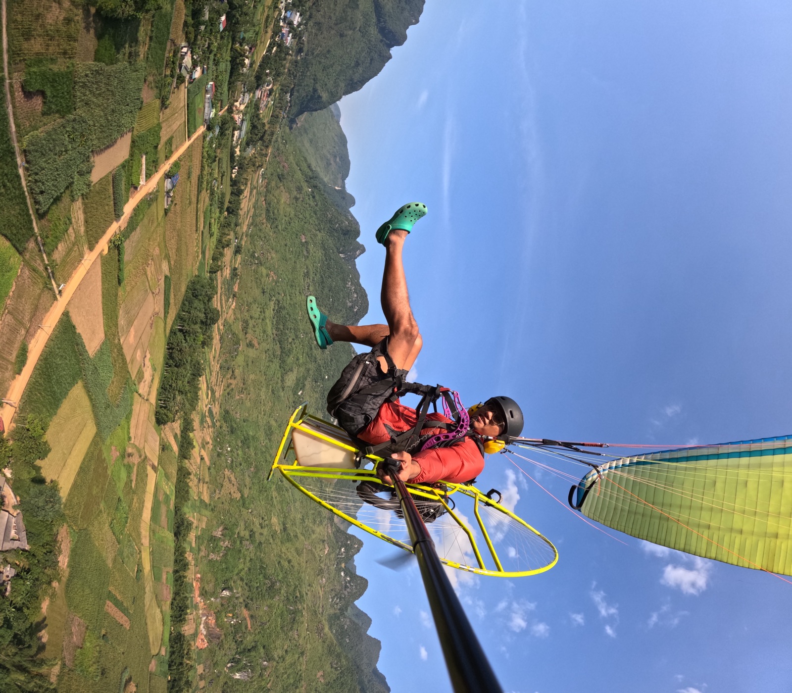 Khách bay paramotor đôi cùng phi công