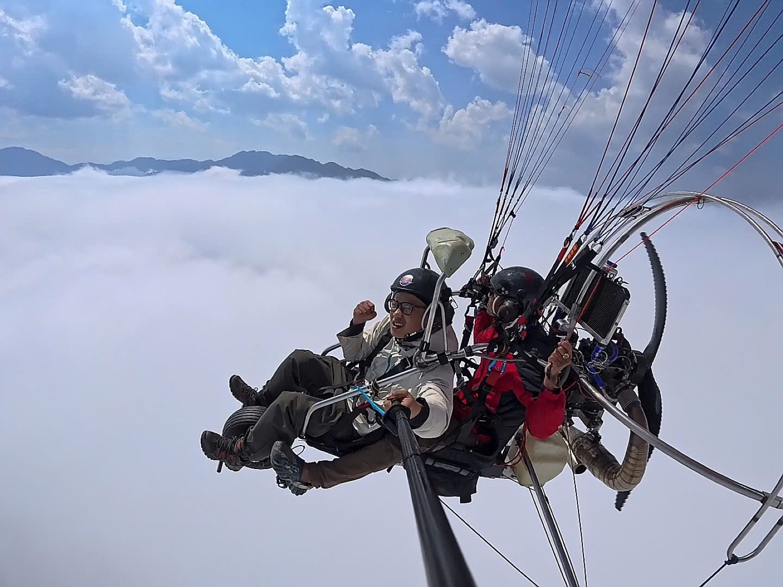 Khách bay paramotor đôi cùng phi công