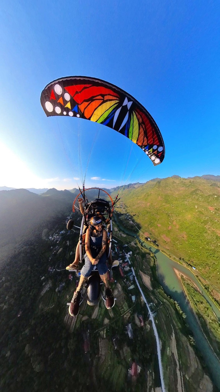 Khách bay paramotor đôi với cánh dù bướm trên thung lũng sông Miện, Quản Bạ