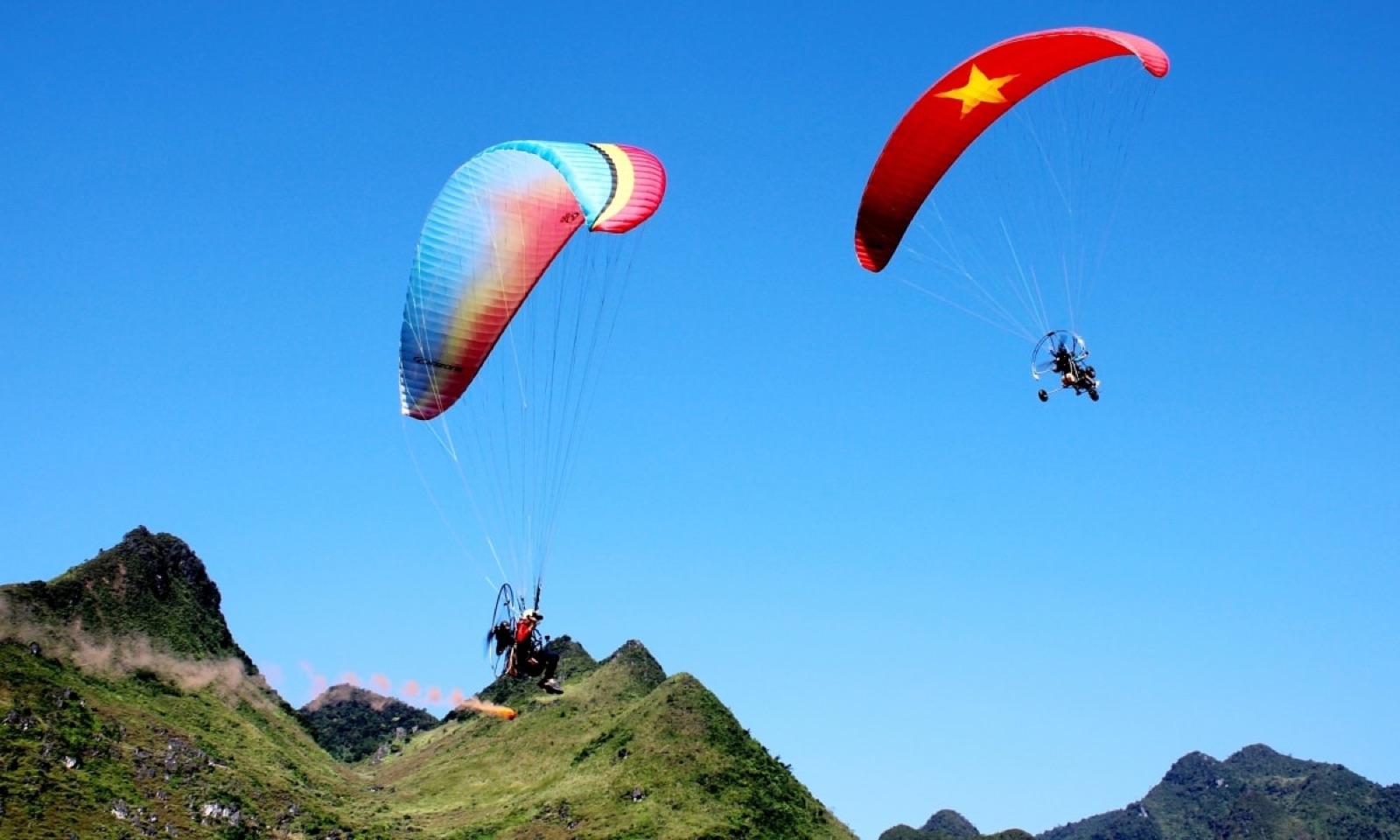 Paramotor cánh cờ đỏ sao vàng bay trên đỉnh núi đá Hà Giang