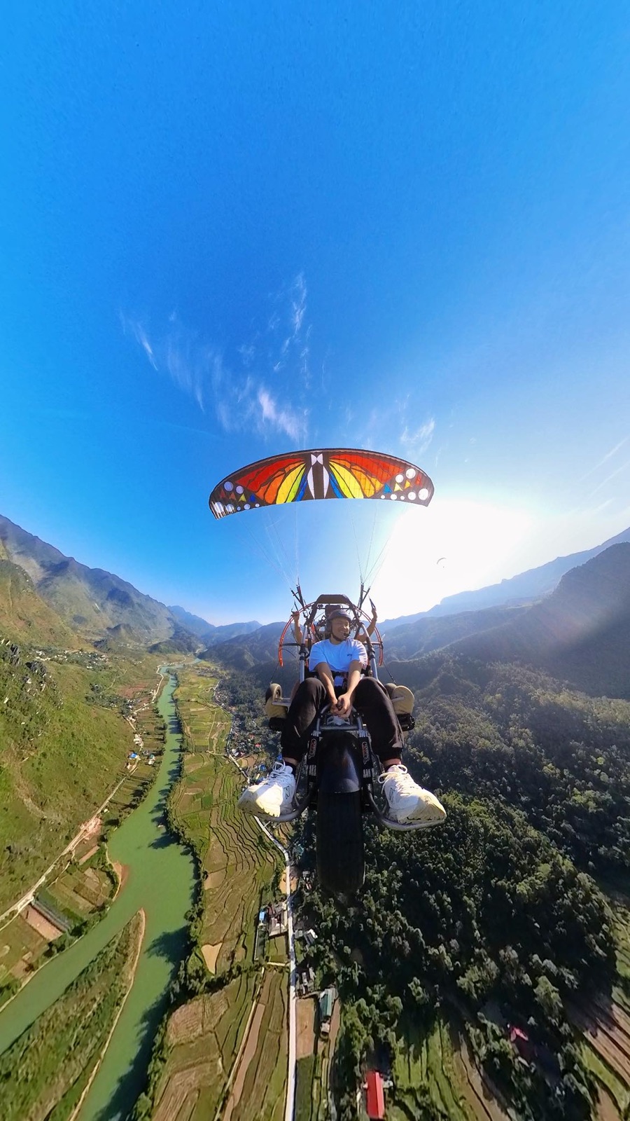 Khách bay paramotor đôi trên thung lũng sông Miện, Hà Giang