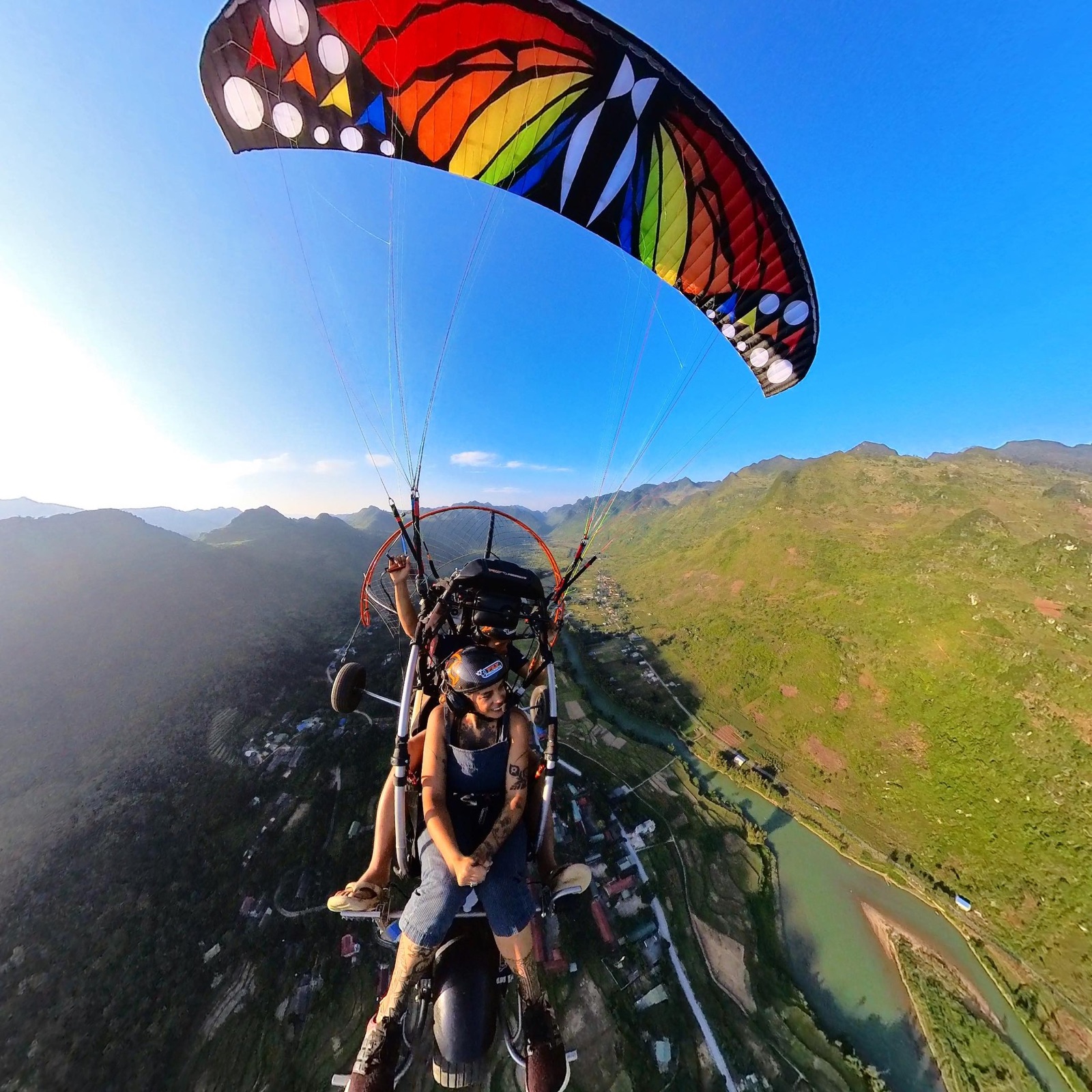 Khách bay paramotor đôi với cánh dù bướm trên thung lũng Quản Bạ
